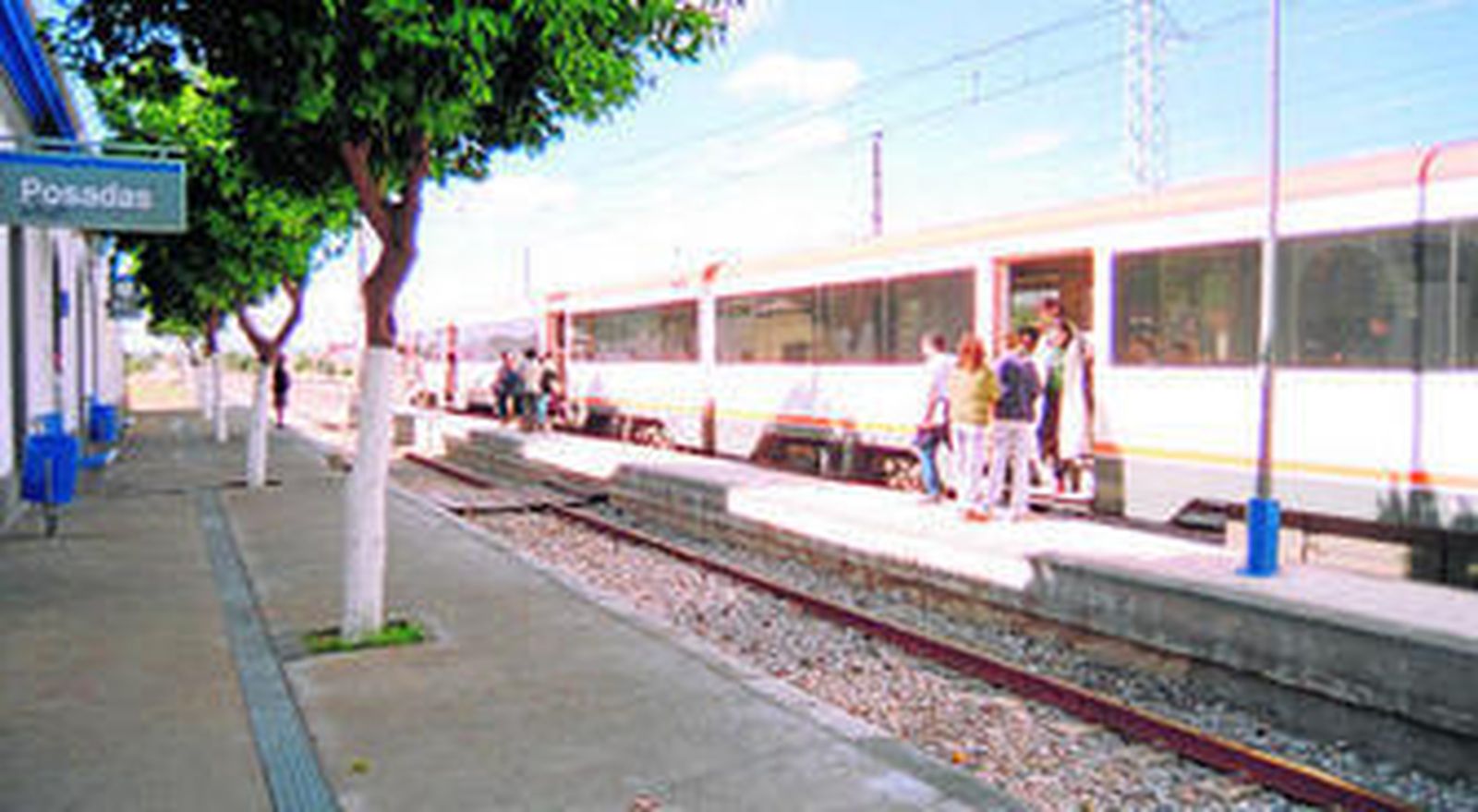 Un grupo de pasajeros, en la estación de Posadas.