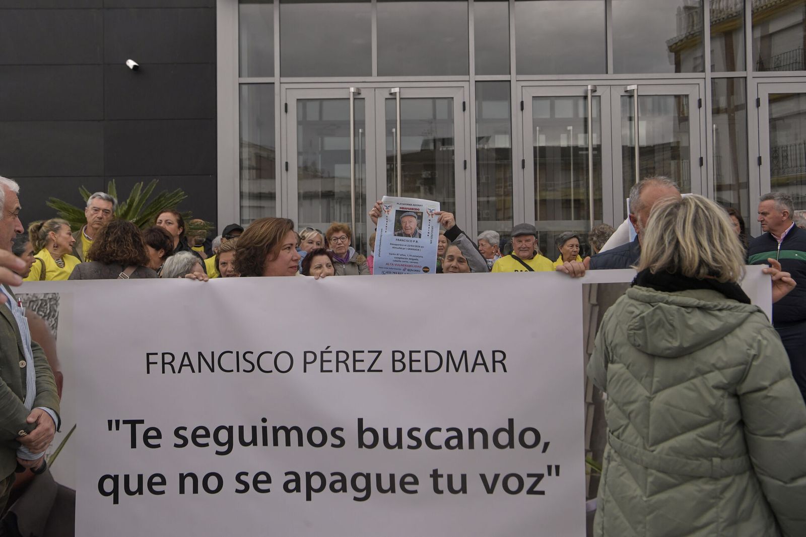 Fotos: Así ha sido la marcha por el mayor desaparecido en la costa de Granada