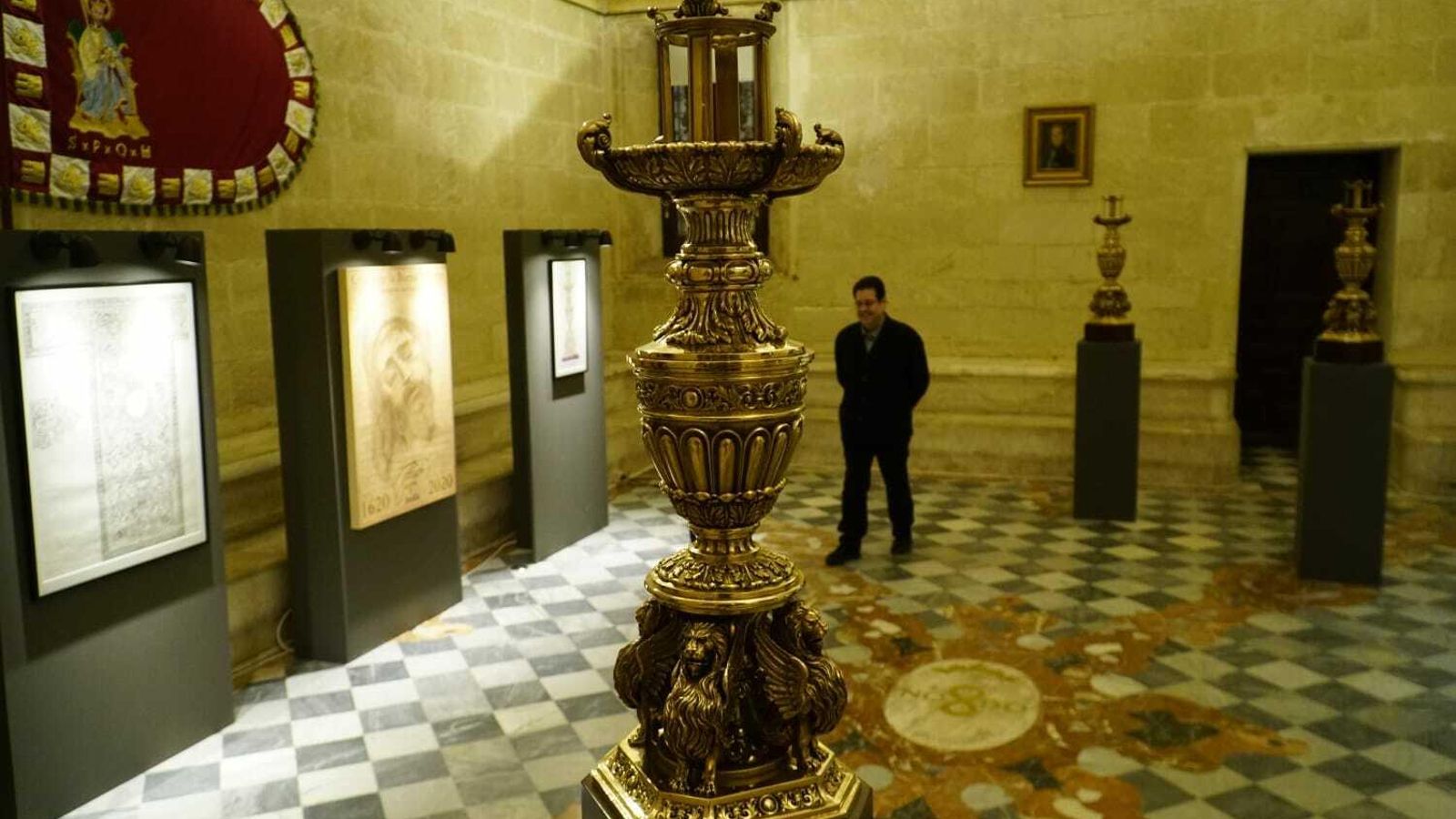 Uno de los cuatro nuevos hachones de bronce.