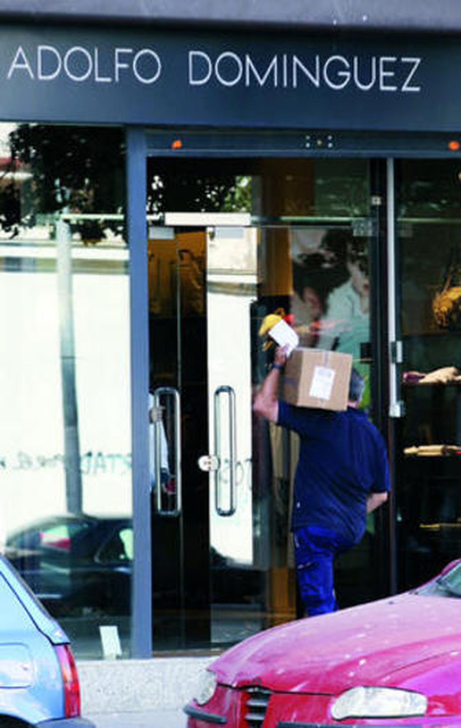 Una tienda que utiliza una cerradura durante el horario de apertura.