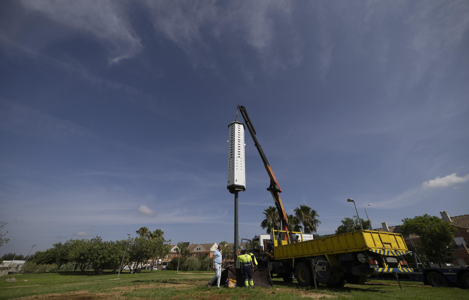 La primera torre-nido de España para el control del virus del Nilo, todas las imágenes