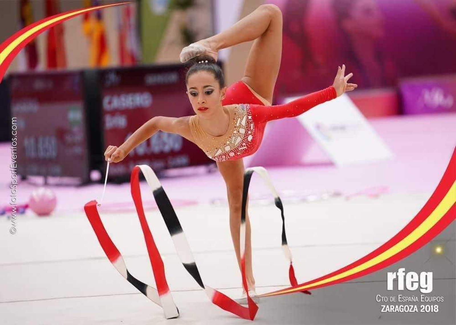 La gimnasta infantil Elena García, del GR Huelva, realiza su ejercicio en la final de cinta.