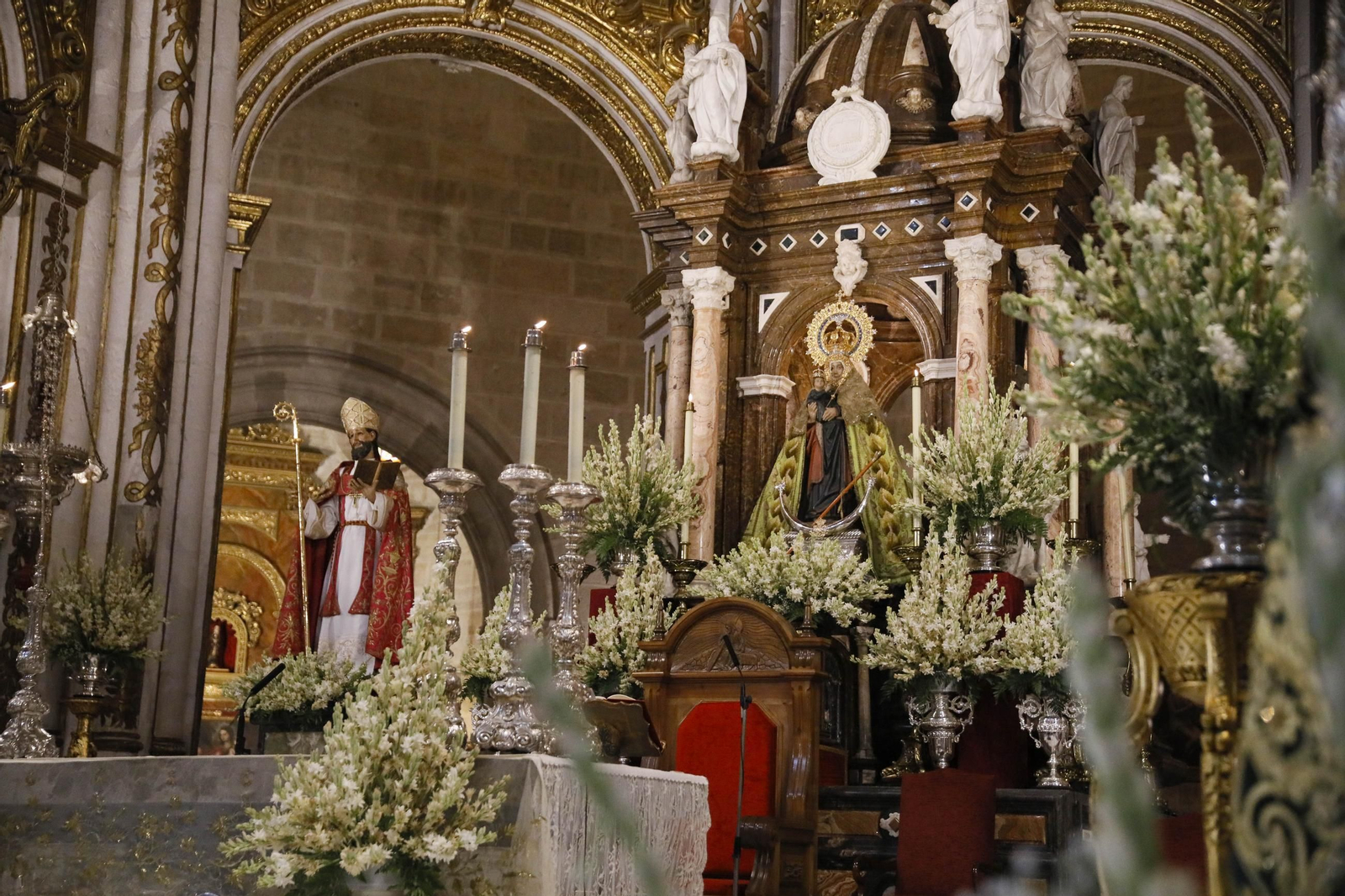 Las imágenes de la santa misa estacional presidida por el obispo de Almería, con la interpretación de Anacrusa