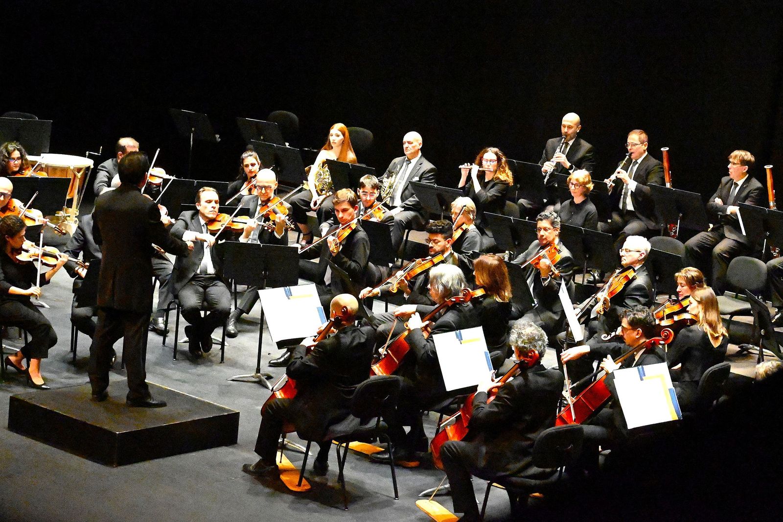 Samuel Lee dirigiendo a la Orquesta Ciudad de Granada en Roquetas.