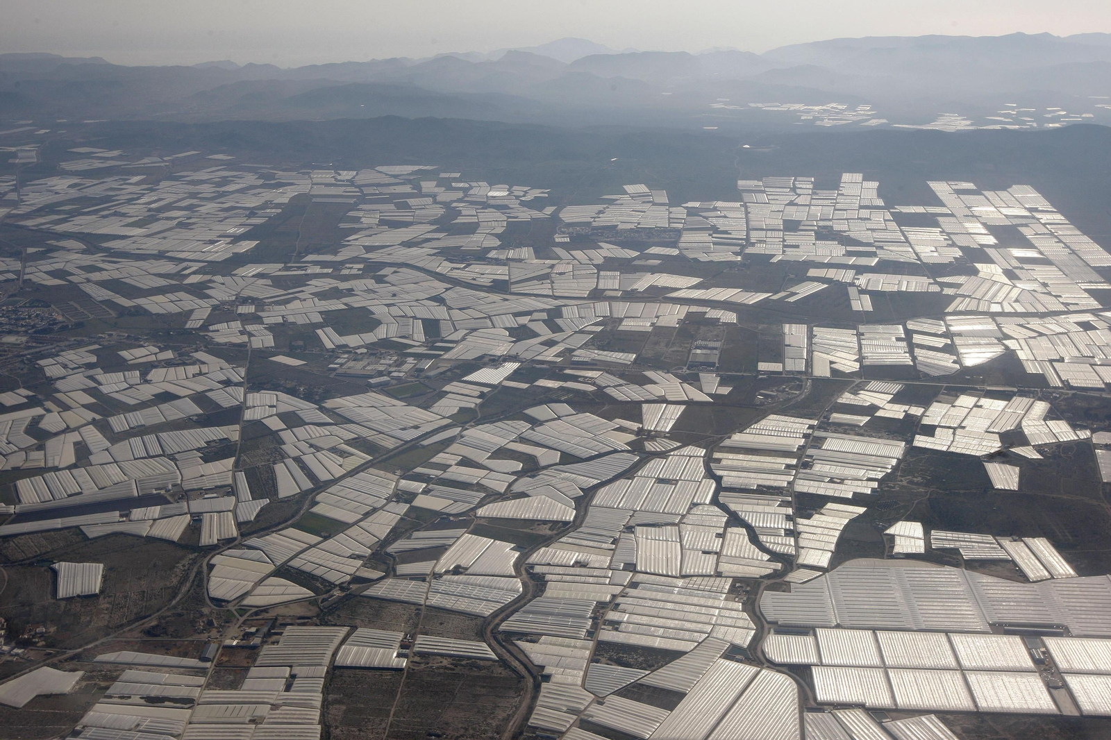 Vista aérea del mar de plástico que viste desde hace décadas el paisaje del municipio de El Ejido. Vista aérea del mar de plástico que viste desde hace décadas el paisaje del municipio de El Ejido.