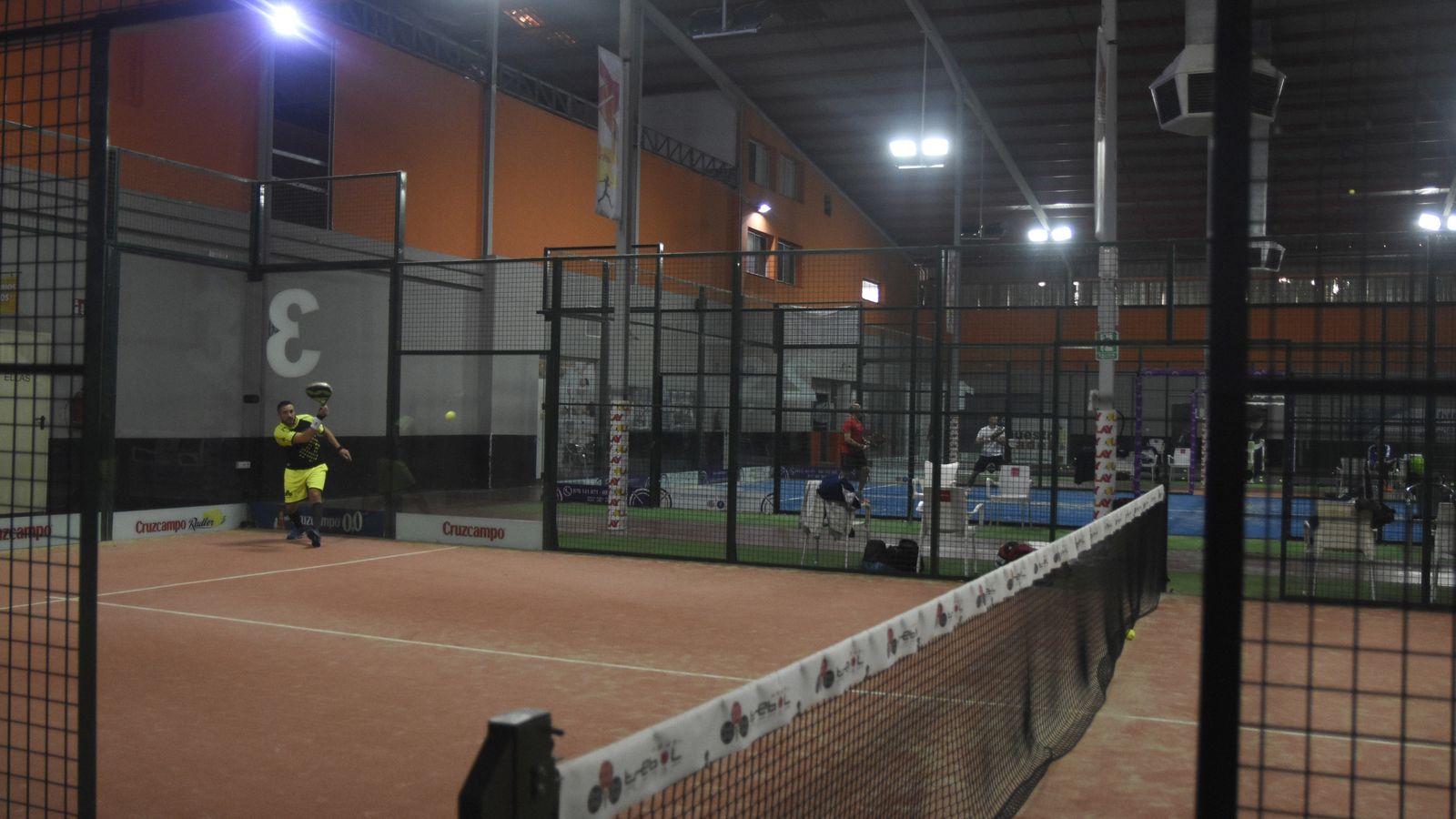 Una las 11 pistas con las que cuenta este centro deportivo.