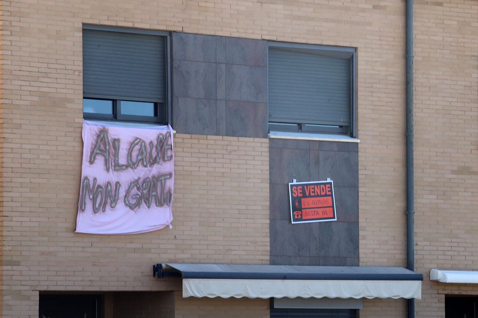 Imágenes de la protesta de los vecinos de Marismas del Polvorín por la construcción de un centro para Proyecto Hombre en vez de la sede de la AAVV Yáñez Pinzón