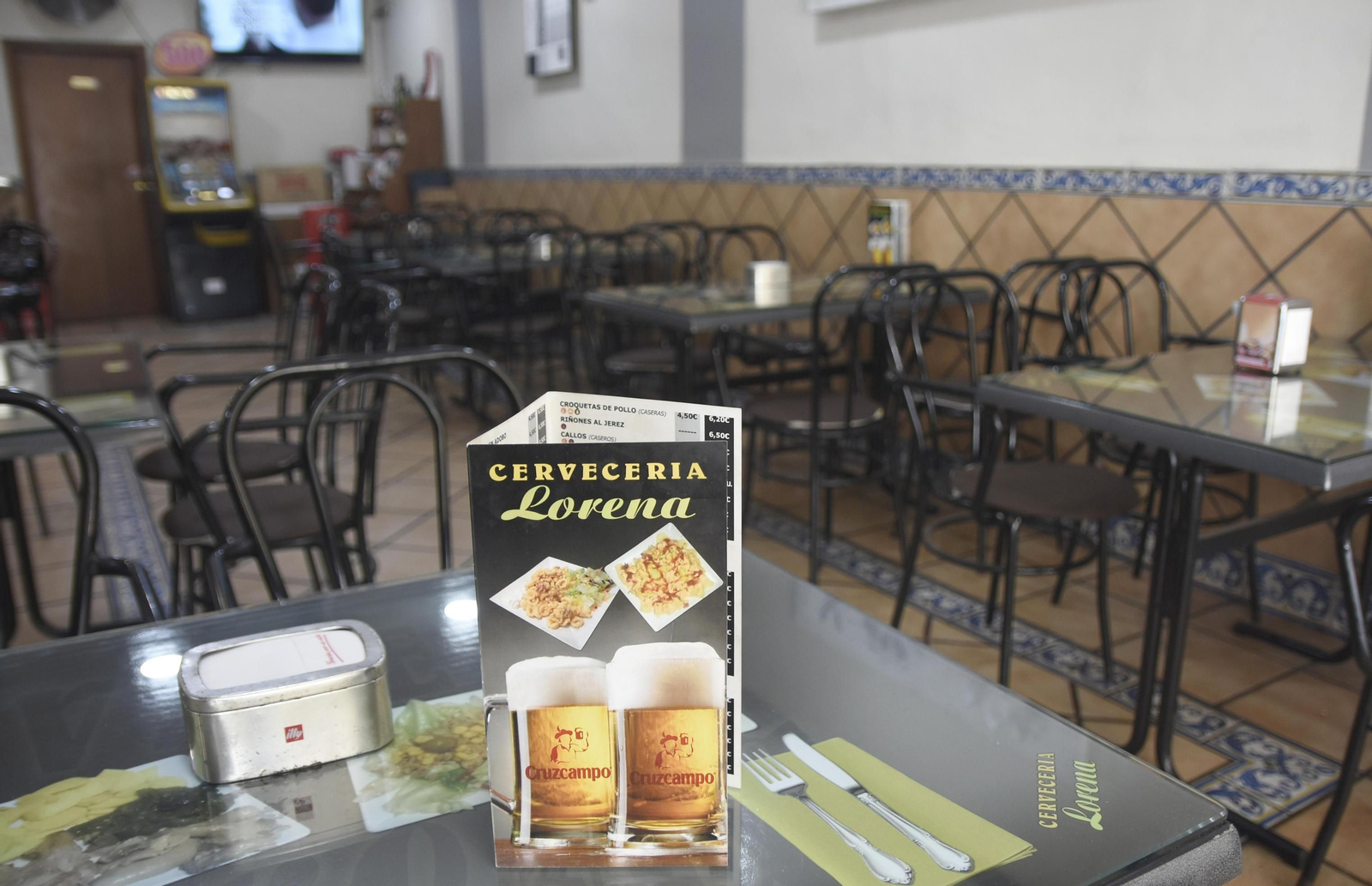 Carlos Jurado, dueño del negocio, en la barra de la Cervecería Lorena.