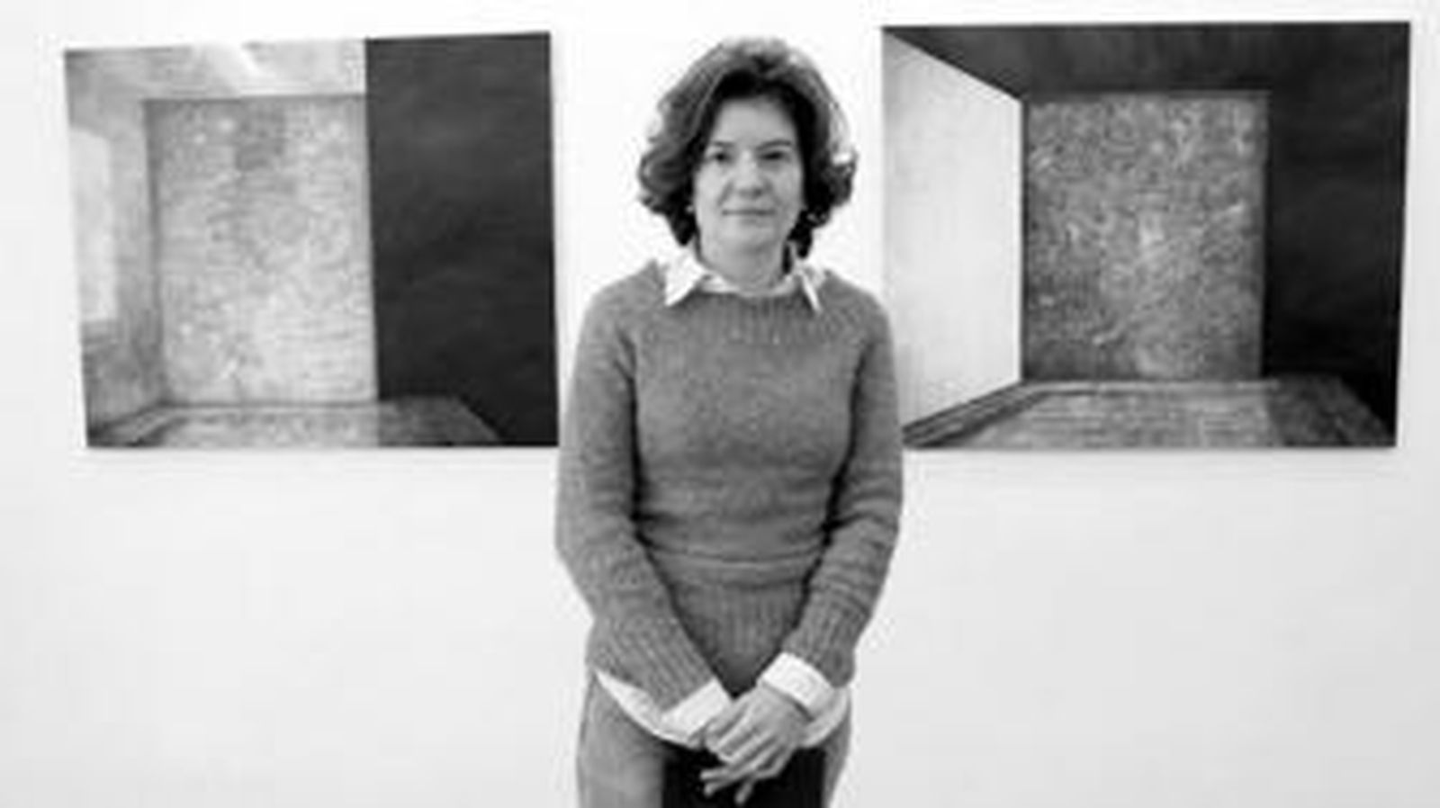 María Eugenia Heras posa junto a dos de sus obras, en la Galería Belén, días atrás.