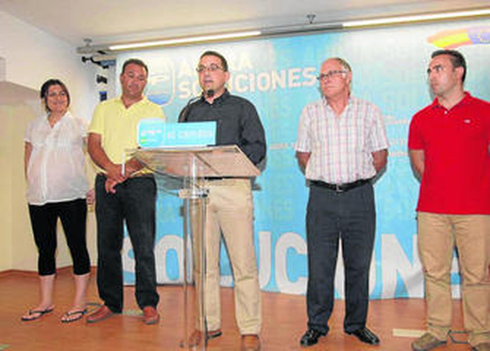 El Grupo Popular en el momento de hacer pública su denuncia.