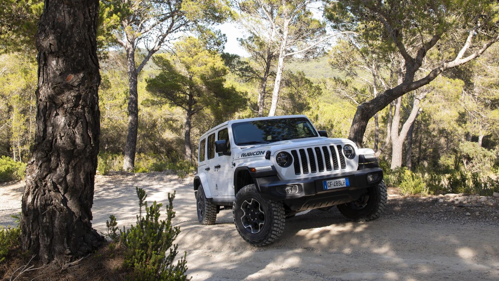 En el Wrangler 4xe la tracción al eje trasero es mecánica, mediante un árbol de transmisión, a diferencia de los Renegade y Compass. Según se trate del Rubicon o Sahara caracterización del sistema de tracción.