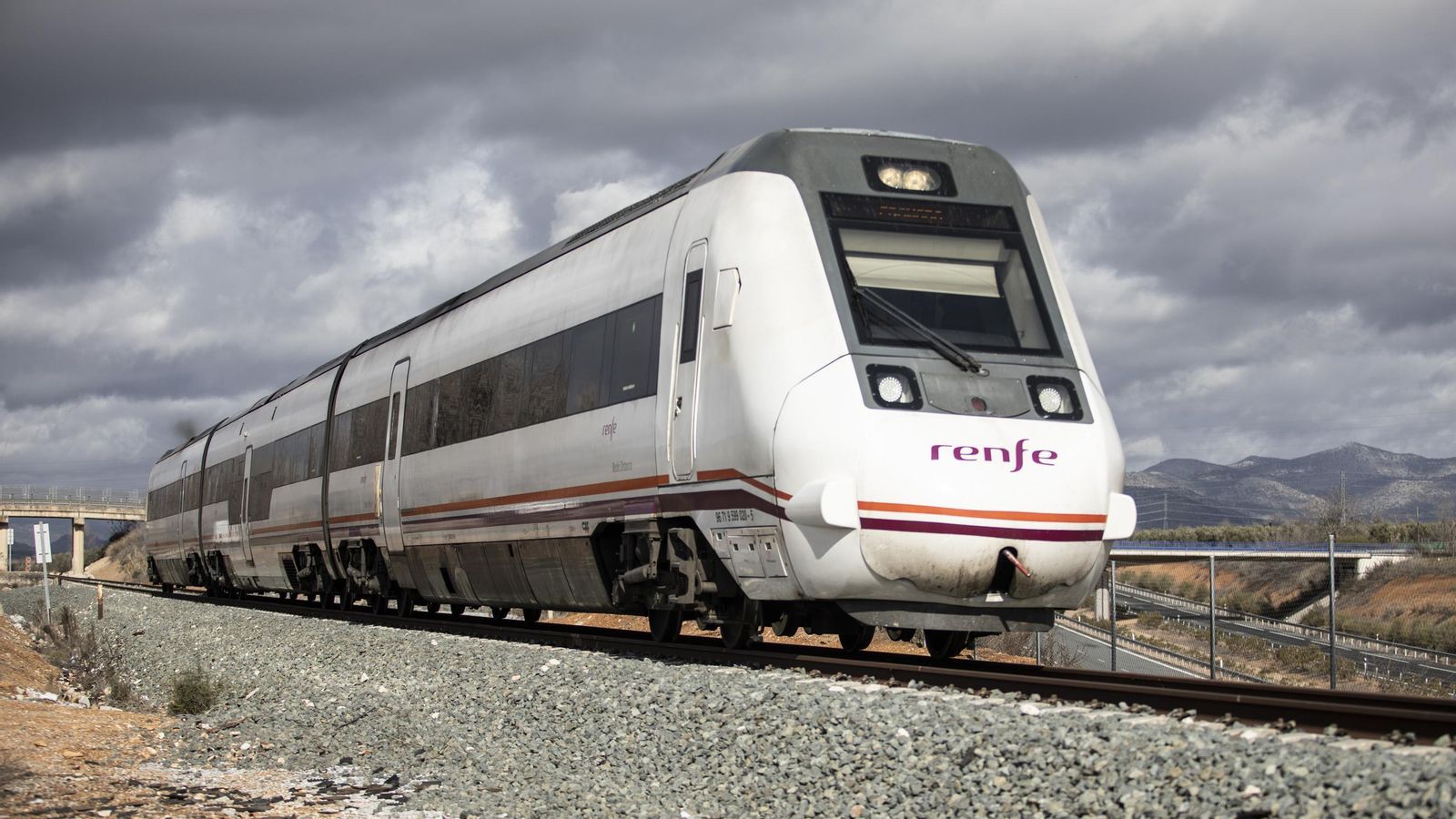 El único tren convencional que funciona en Granada llega ayer procedente de Almería.