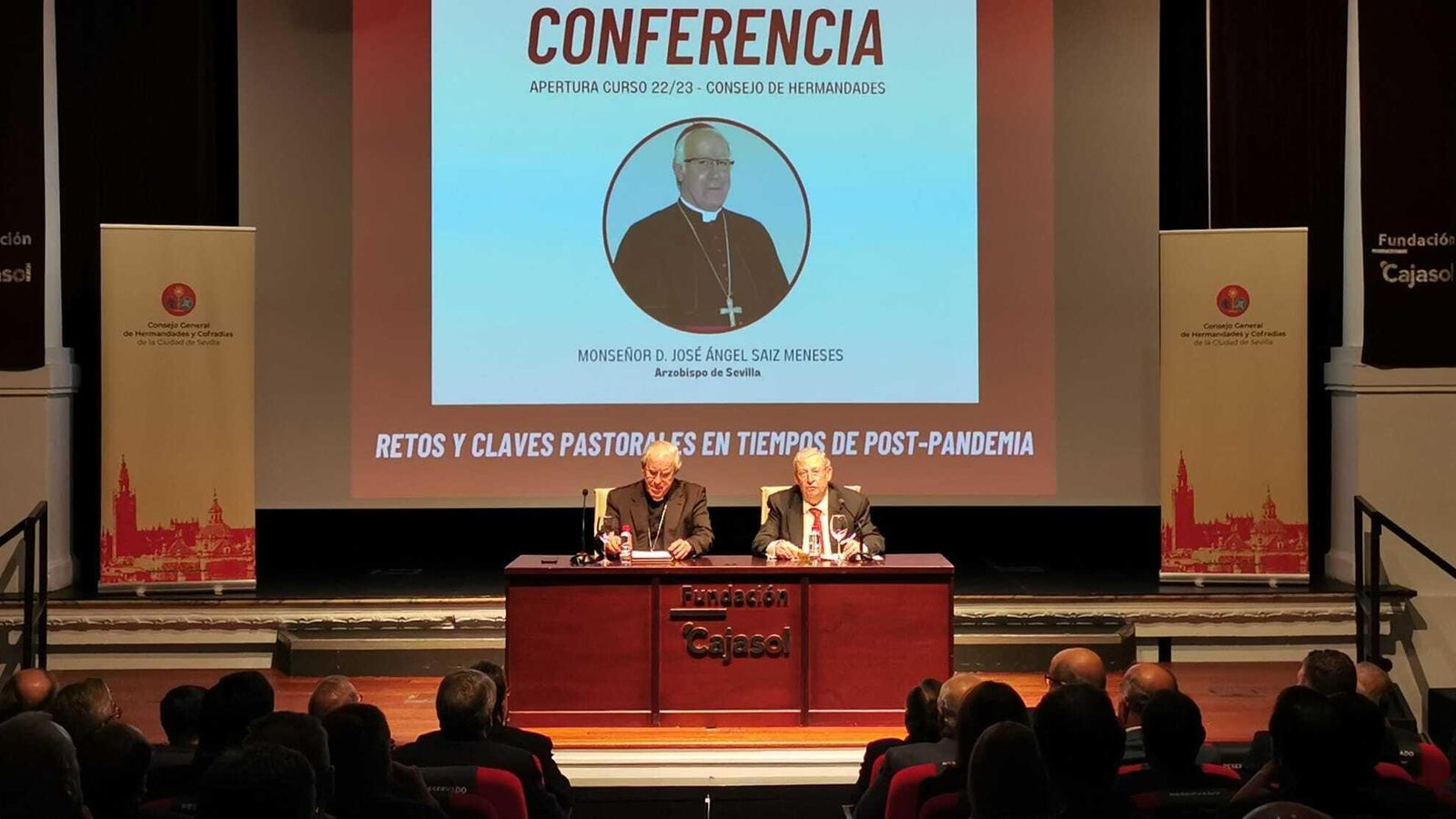 Saiz Meneses y Vélez durante el acto de apertura del curso cofrade