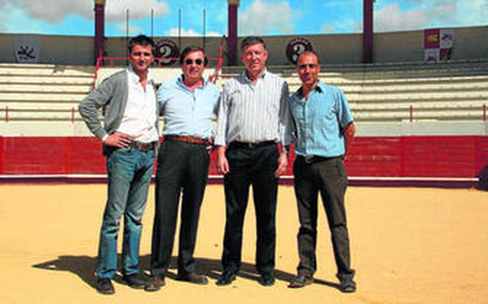 Jorge Buendía, empresario taurino de la plaza de Palos de la Frontera; Alfonso Vallejo, productor de Canal Sur Tv; Carmelo Romero, alcalde de Palos, y Valentín Frontela, realizador de la cadena andaluza que va a retransmitir el evento.