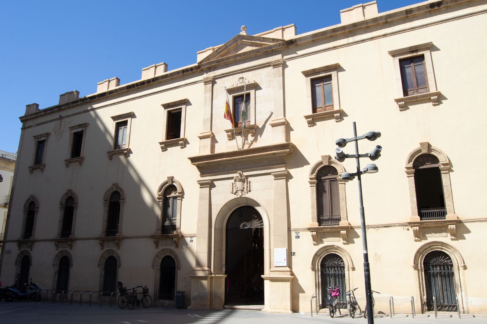 Fachada principal de la Escuela de Arte y Superior de Diseño ‘Carlos Pérez Siquier’.
