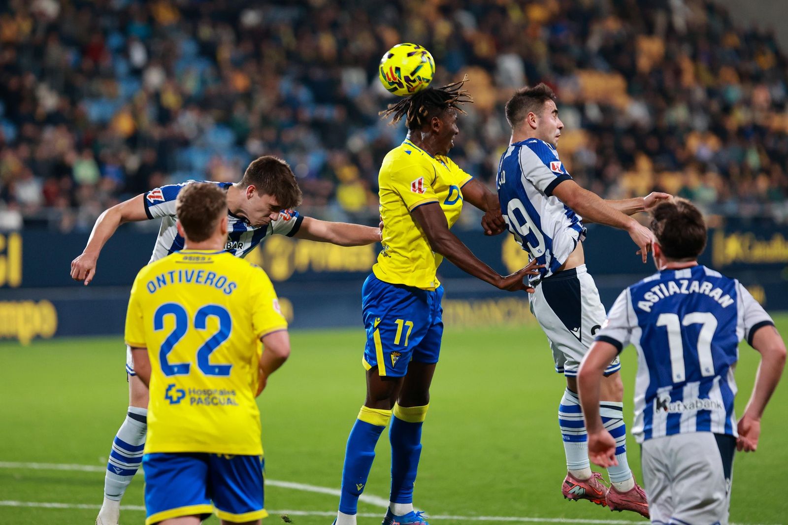 Dawda lucha por el balón en el Cádiz-Real Sociedad B.