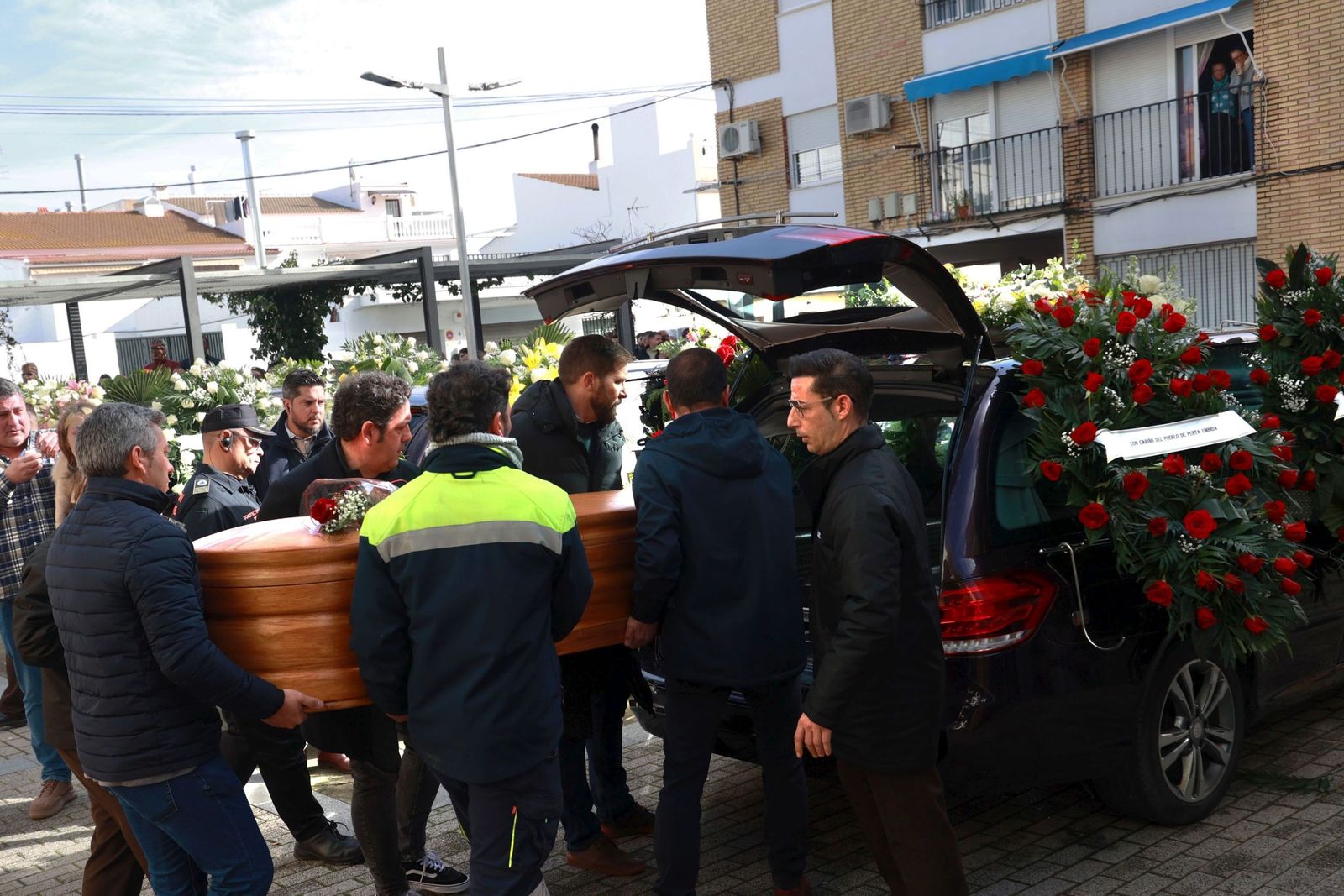 Dolor y desolación en Aljaraque: Las fotos de la desgarradora despedida a la familia Zamorano fallecida en Adamuz