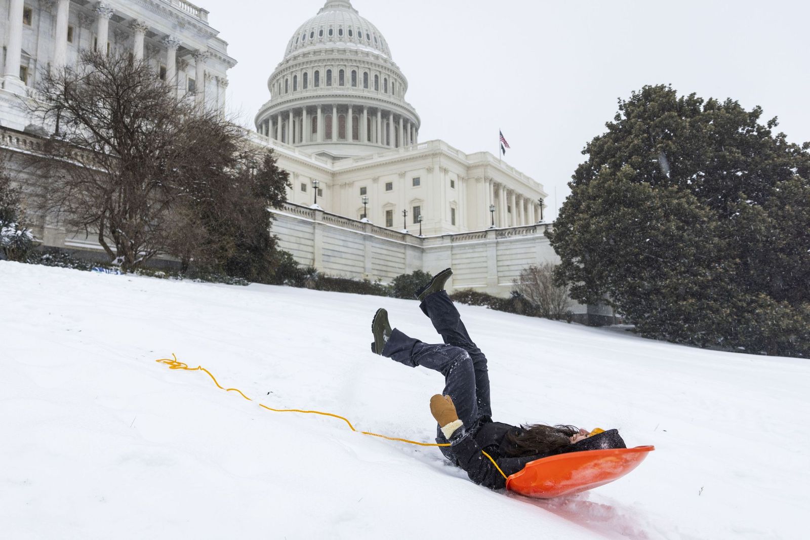 Las gélidas y blancas imágenes que deja la tormenta monstruosa en los EEUU