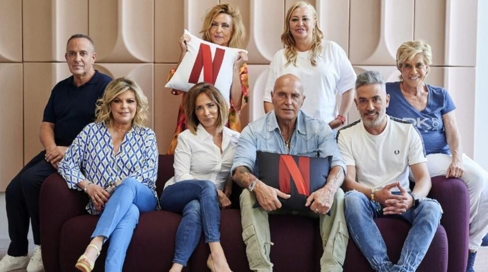 Los componentes de 'Sálvame' con el logo de Netflix Los componentes de 'Sálvame' con el logo de Netflix