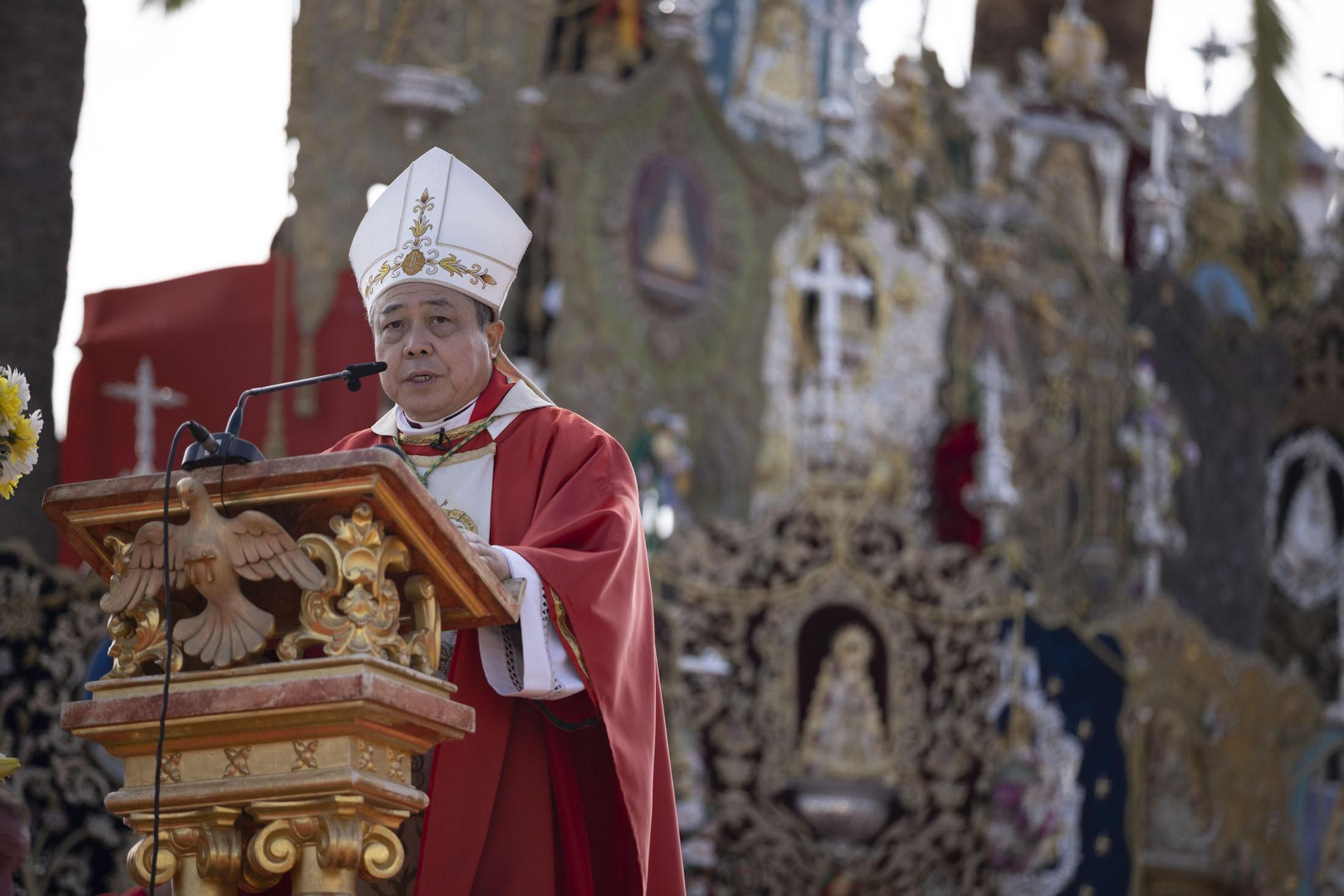 El Rocio 2023: Imágenes de la misa Pontifical del Domingo de Pentecostés