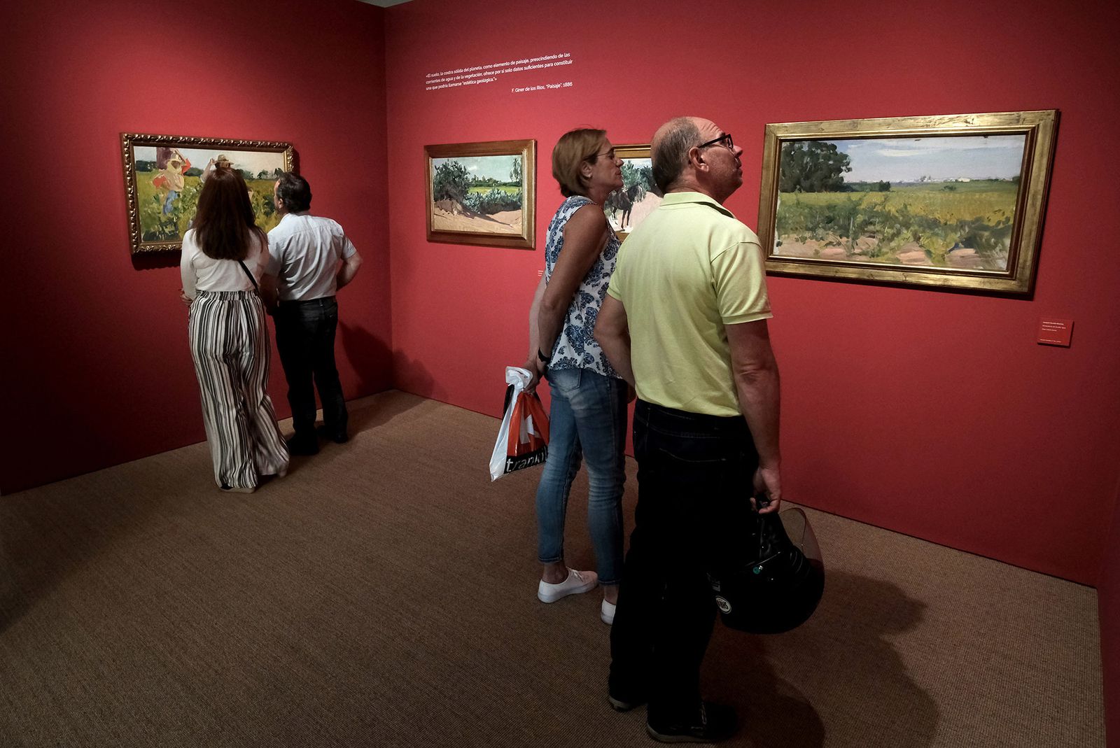 Visitantes a esta muestra que recoge distintas facetas creativas del pintor.