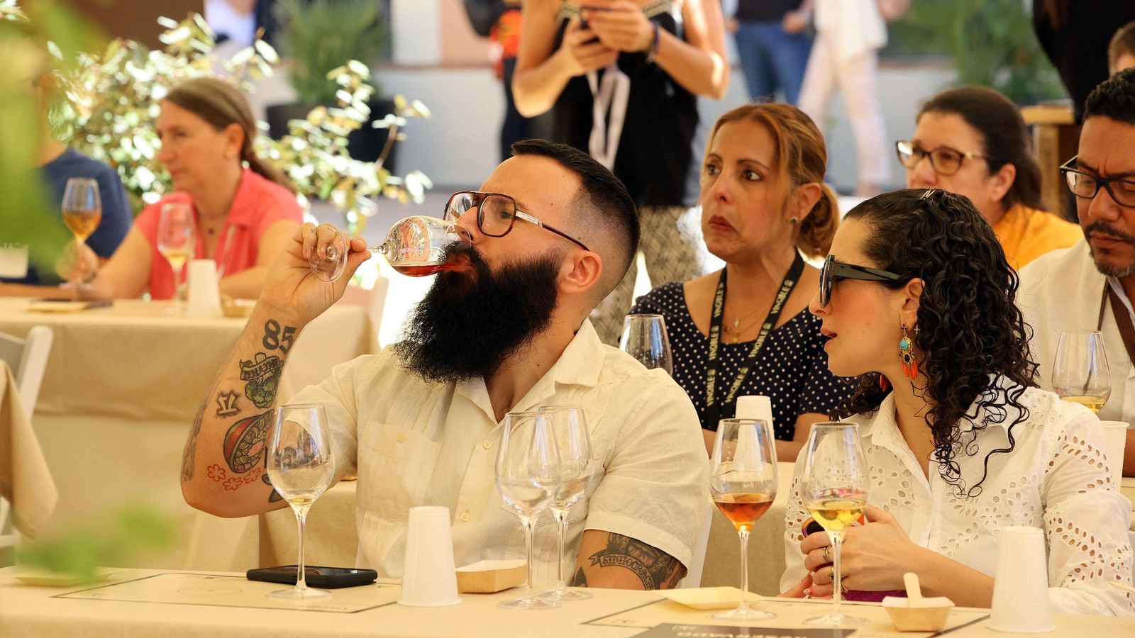 Asistentes a una de las sesiones en el Espacio Enogastronómico del patio de San Fernando en el Alcázar. Asistentes a una de las sesiones en el Espacio Enogastronómico del patio de San Fernando en el Alcázar.