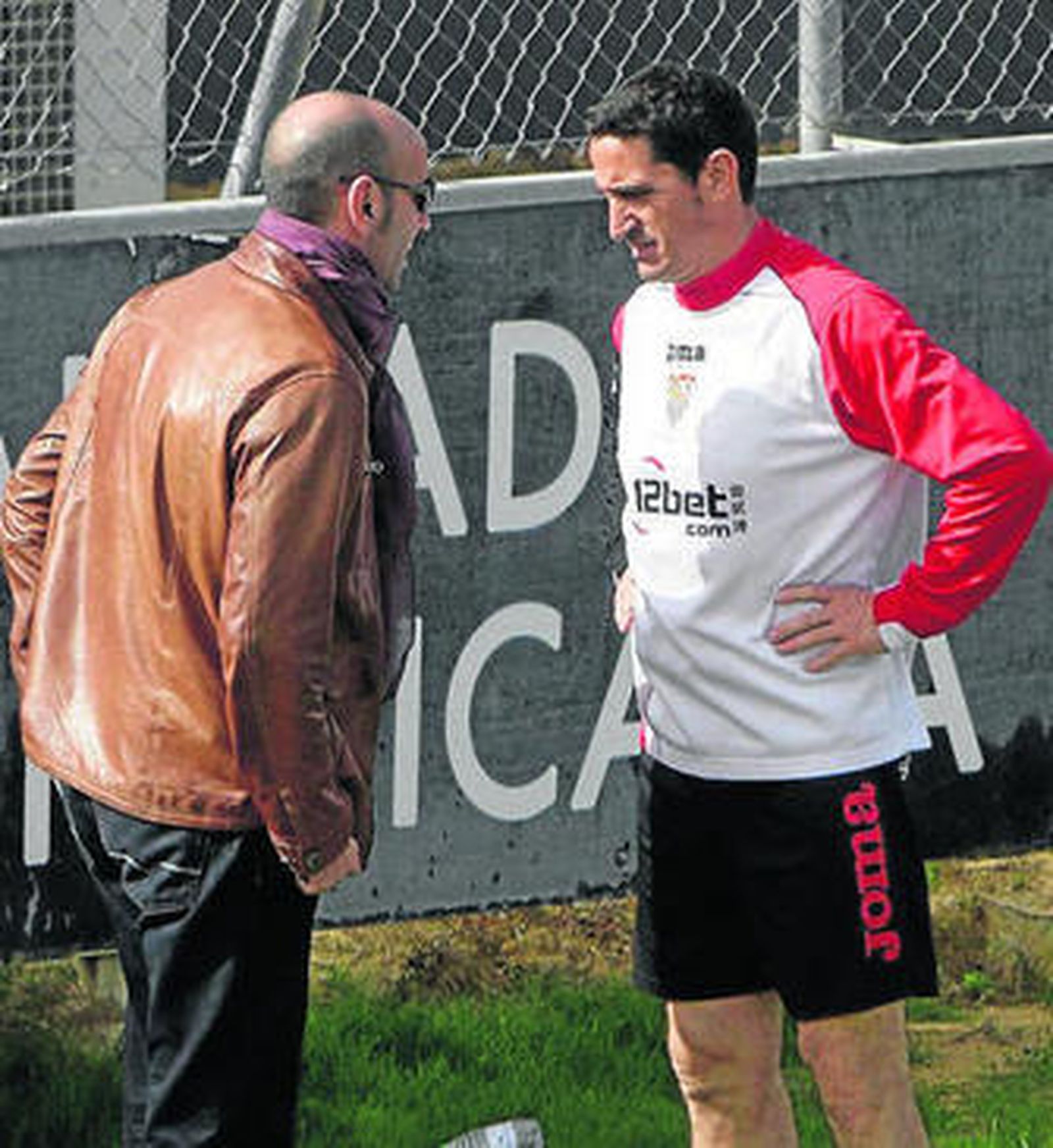 Manuel Jiménez dirige al equipo durante un entrenamiento.