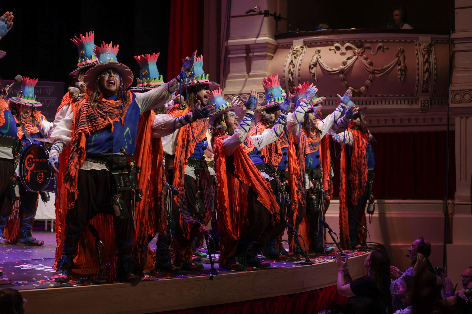 Imágenes de la actuación de la comparsa de Huelva "Los Alquimistas" en las semifinales del Carnaval Colombino