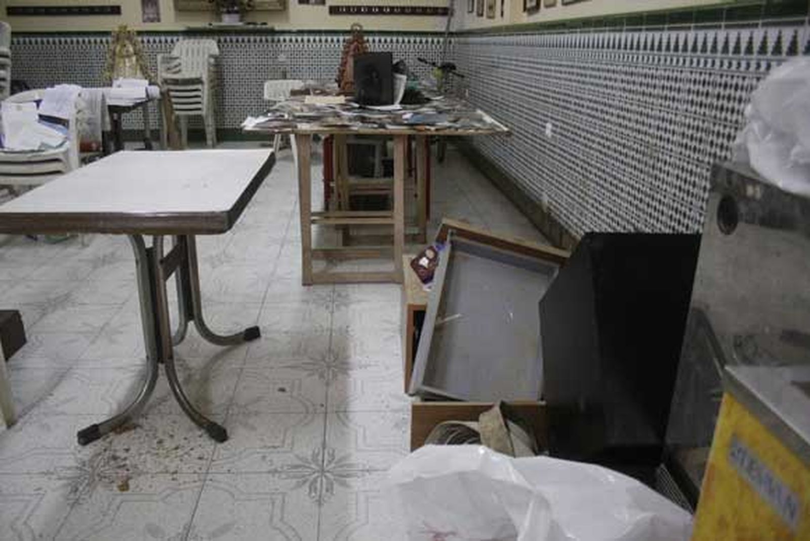 La iglesia está en la fase de recuperación y de valoración de daños. El padre Llanes explica la homilía a viva voz porque los altavoces no funcionan tras la riada./Fotos:Vanessa Pérez

Foto: Vanessa Perez