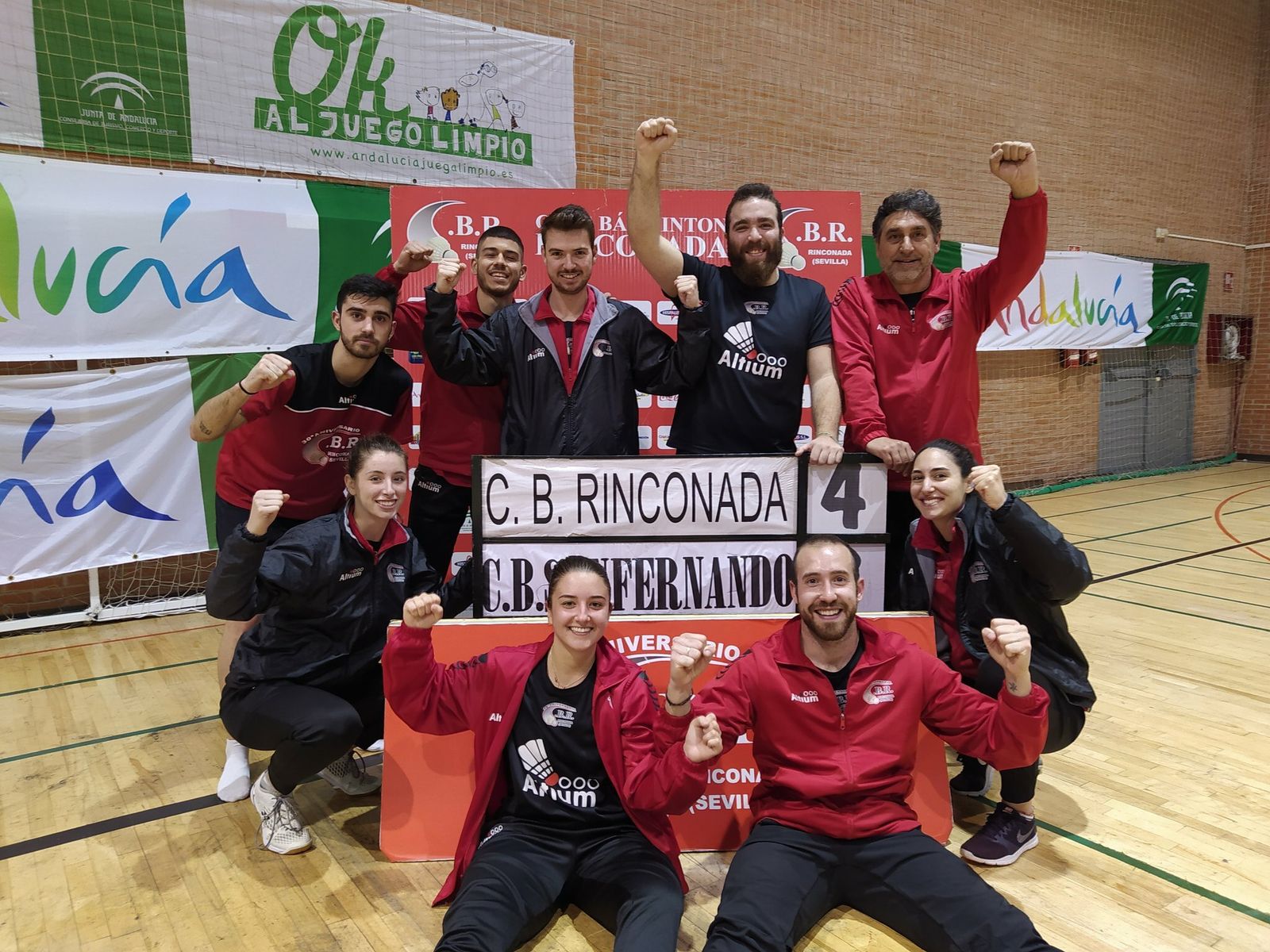 Los jugadores y técnico del Rinconada celebran el triunfo ante el San Fernando y el pase a la final.