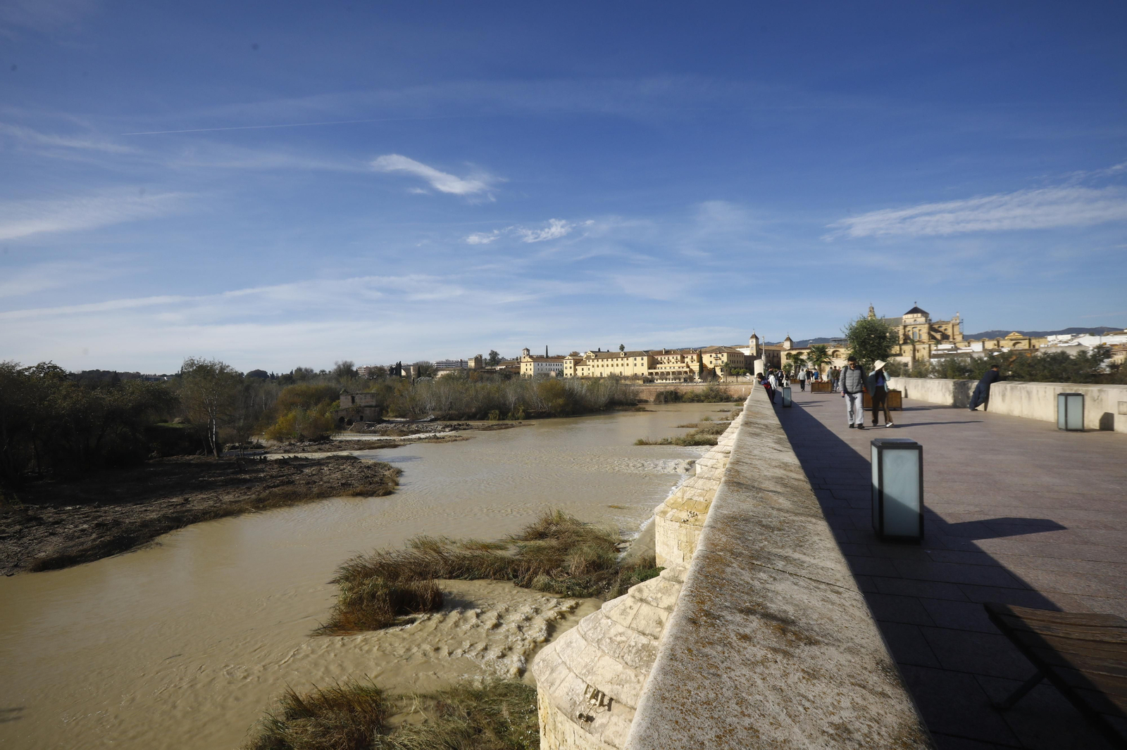 El caudal del río Guadalquivir recupera la normalidad en Córdoba, en imágenes
