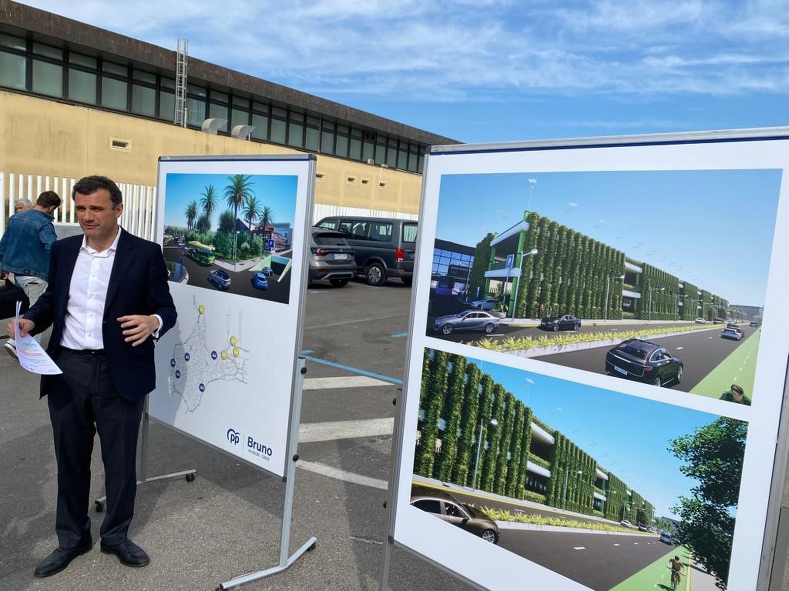 El alcalde, en el suelo donde quiere el Ayuntamiento levantar viviendas, que en la campaña electoral se quería destinar a un aparcamiento en altura.