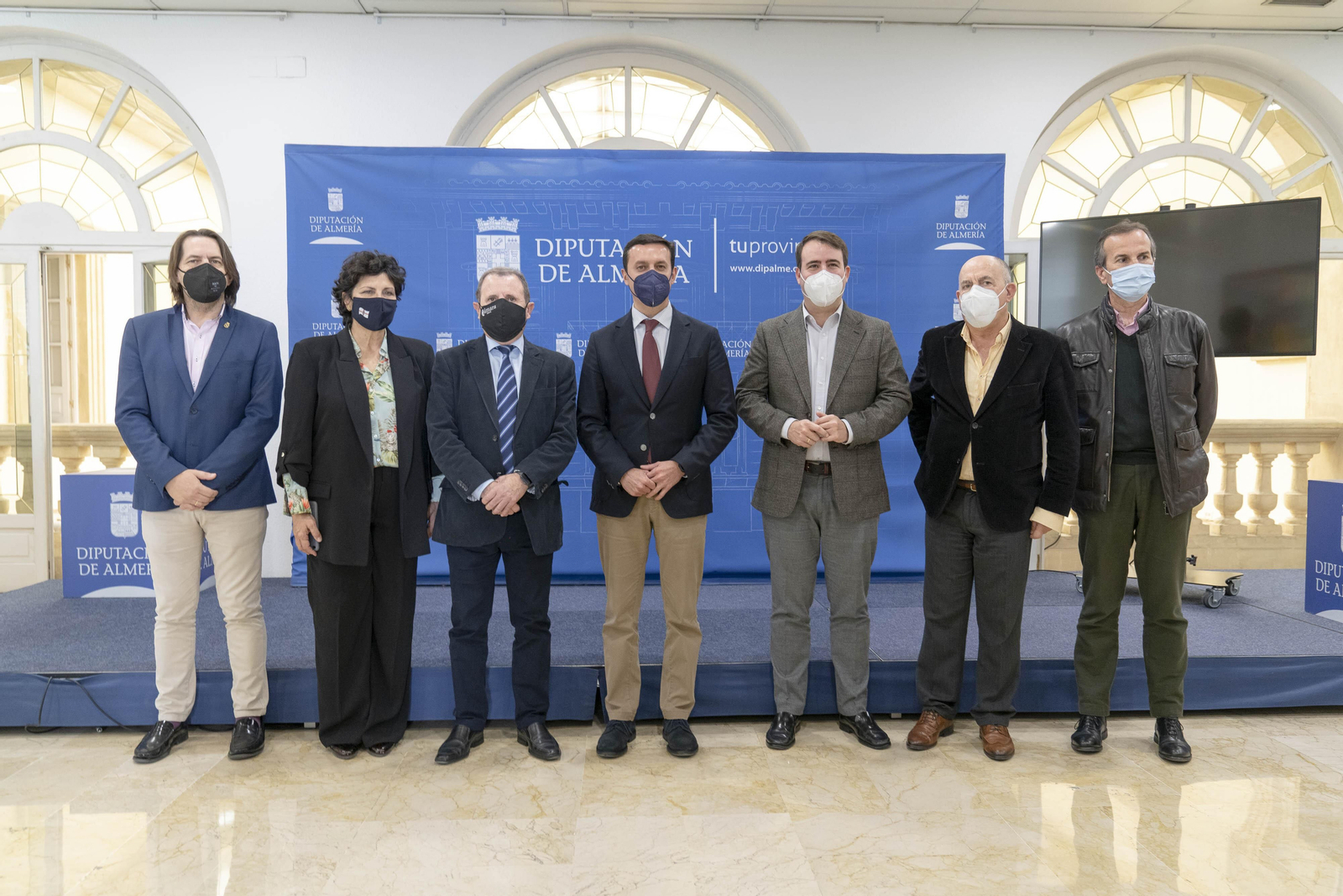 Los representantes de ambas instituciones, tras la firma del acuerdo.