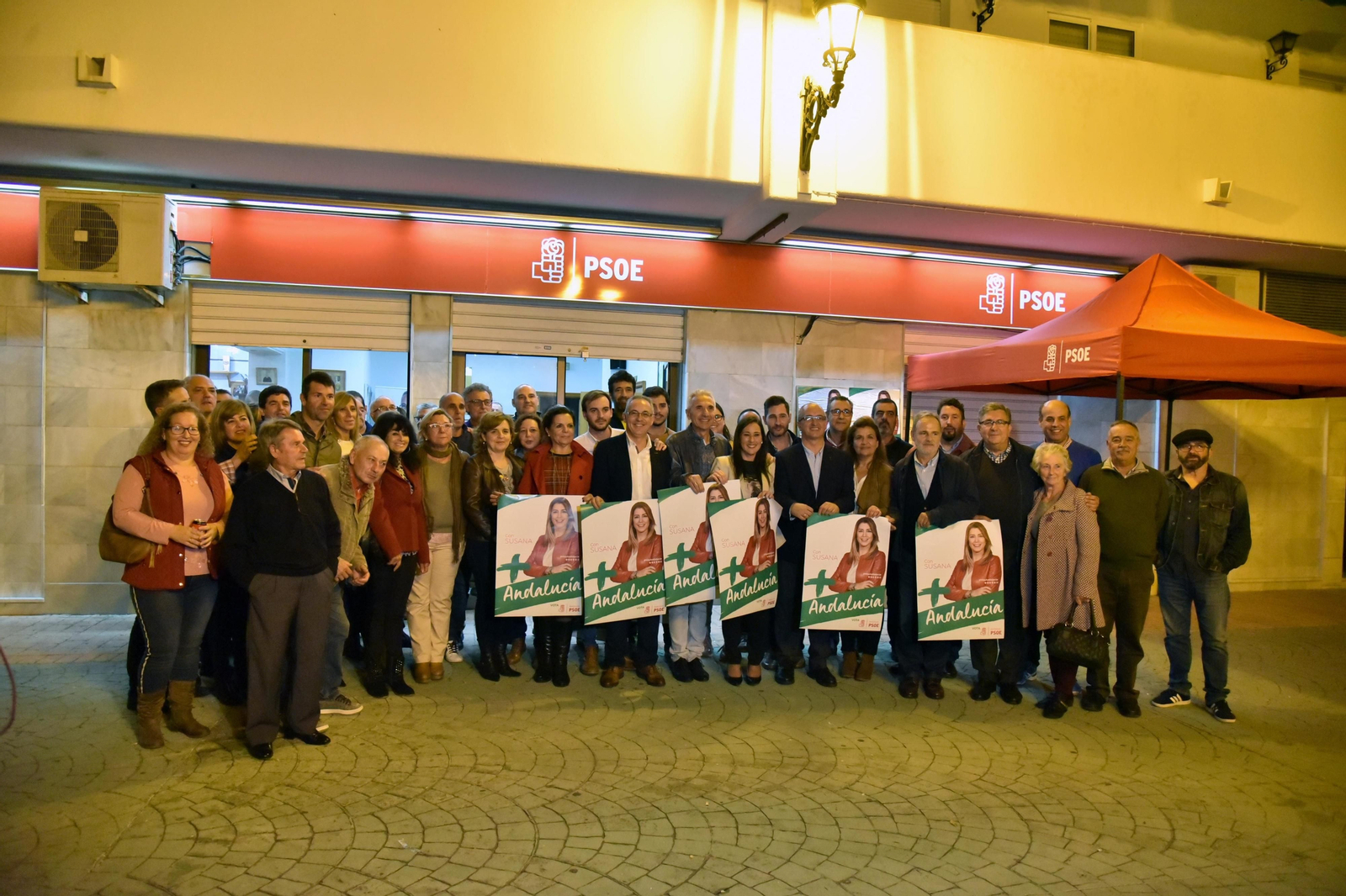 El inicio de la campaña del PSOE, en el exterior de la sede de Algeciras