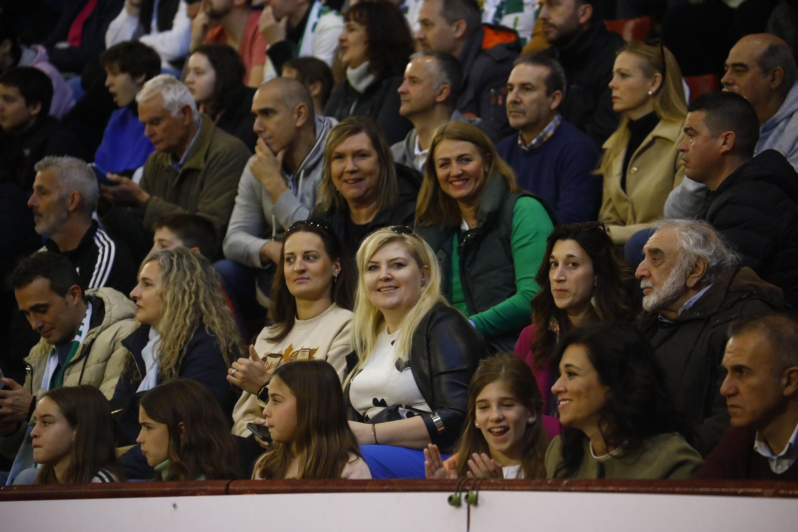 Las mejores fotos del ambiente en Vista Alegre para el Coto Córdoba - UDEA Algeciras