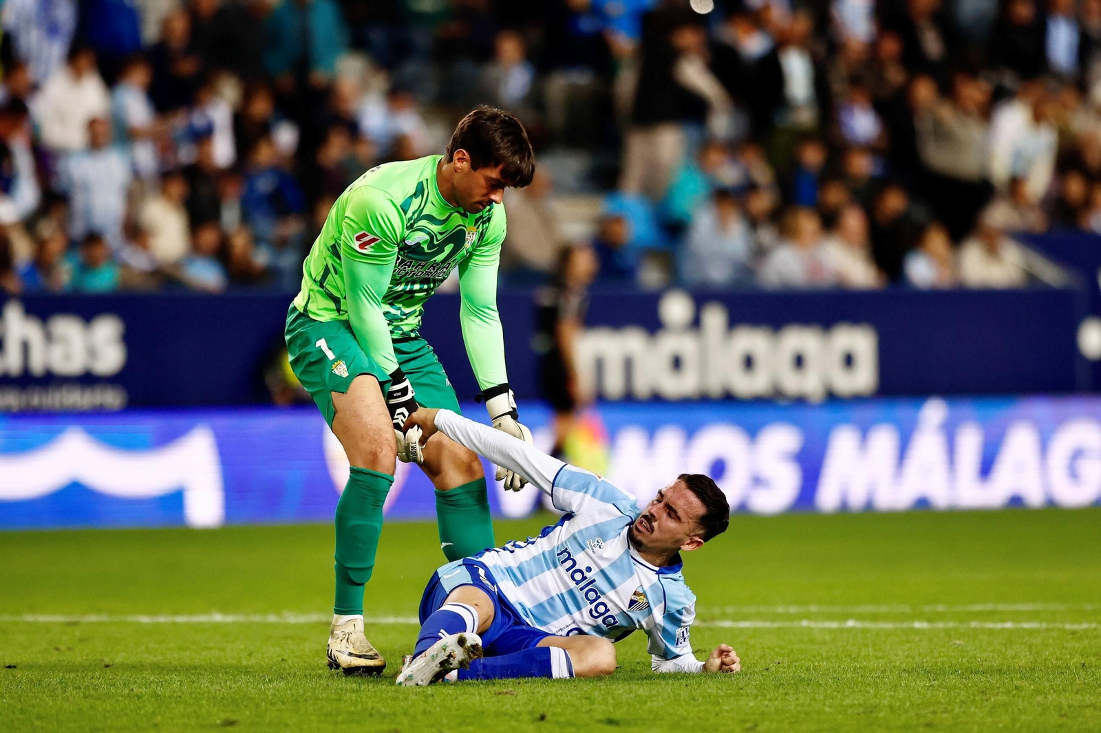 Las fotos del imponente ambiente en La Rosaleda en el Málaga - Córdoba CF