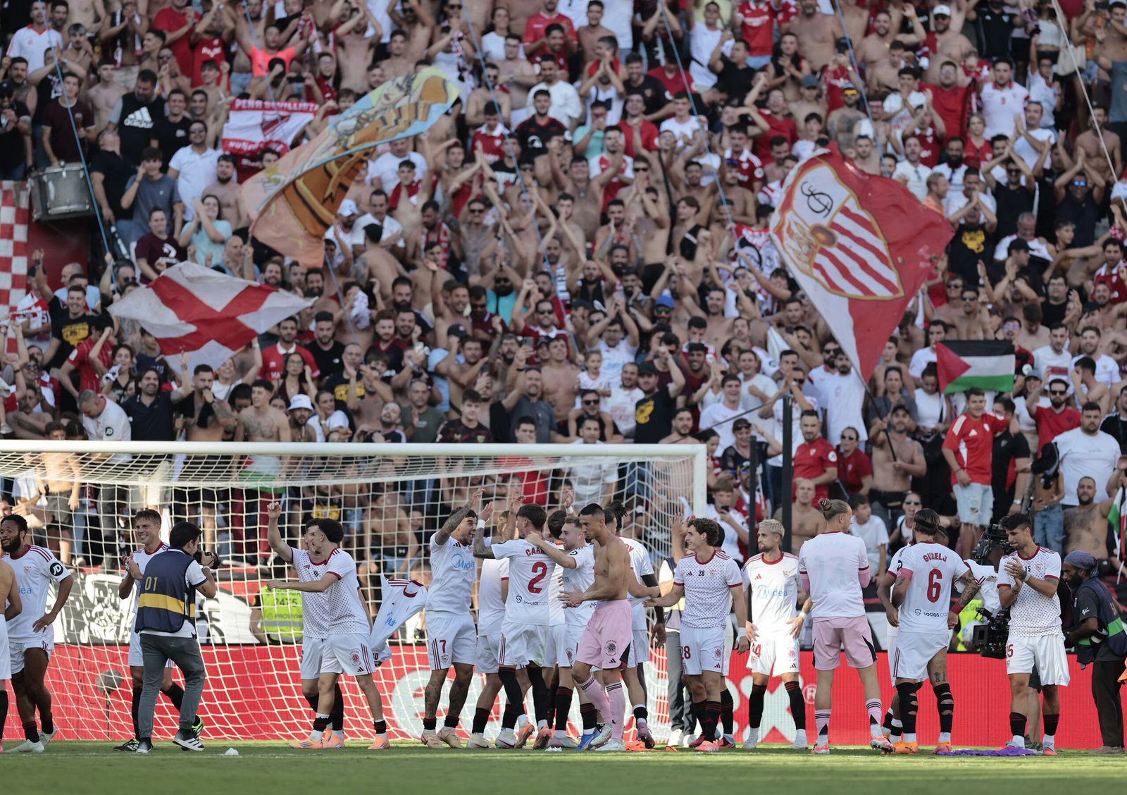 Los futbolistas celebran el triunfo sobre el Barcelona con la afición, que nunca falló pese al paupérrimo registro.