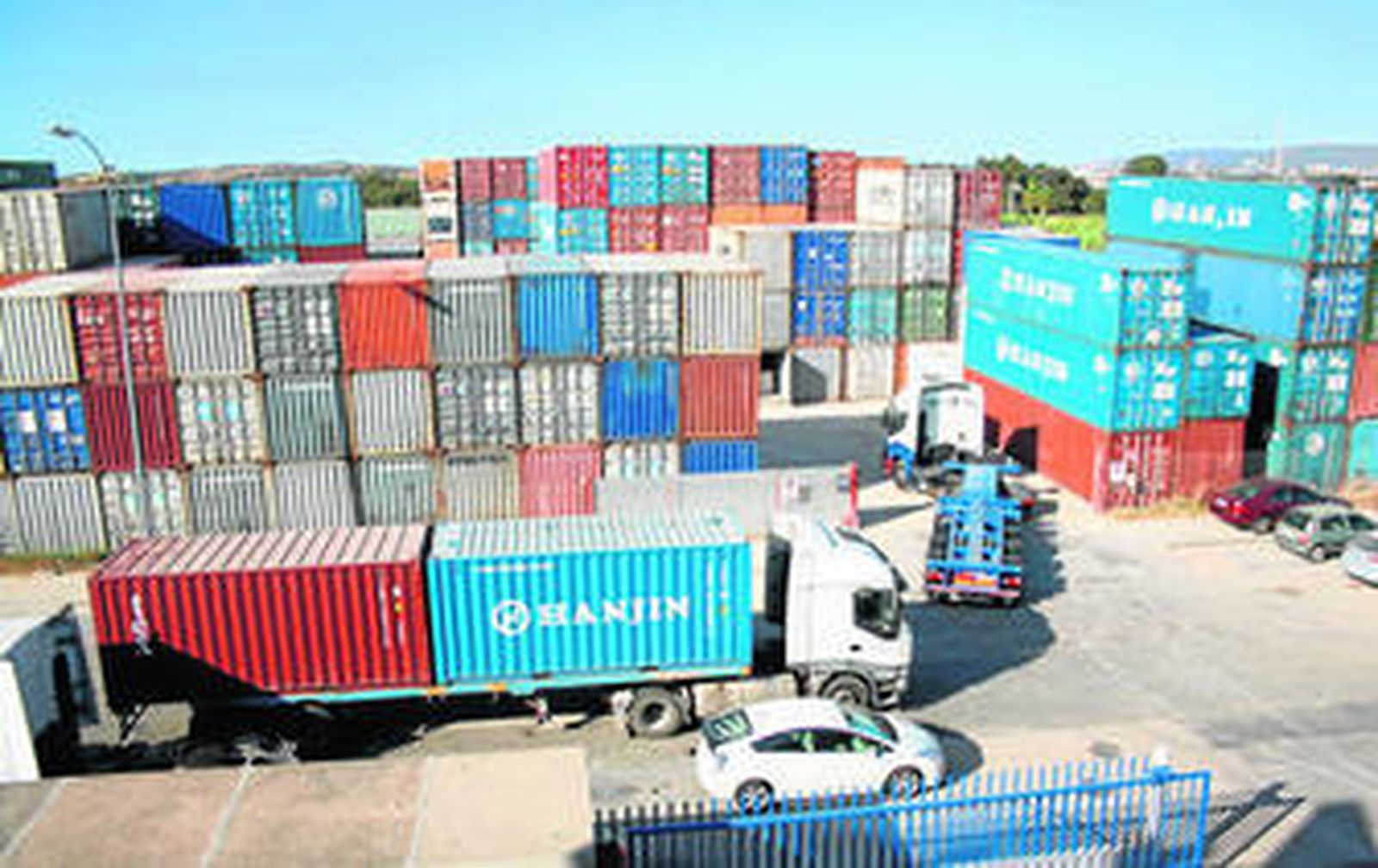 El depósito de contenedores de La Menacha, lleno de contenedores de las cinco navieras y otros clientes.