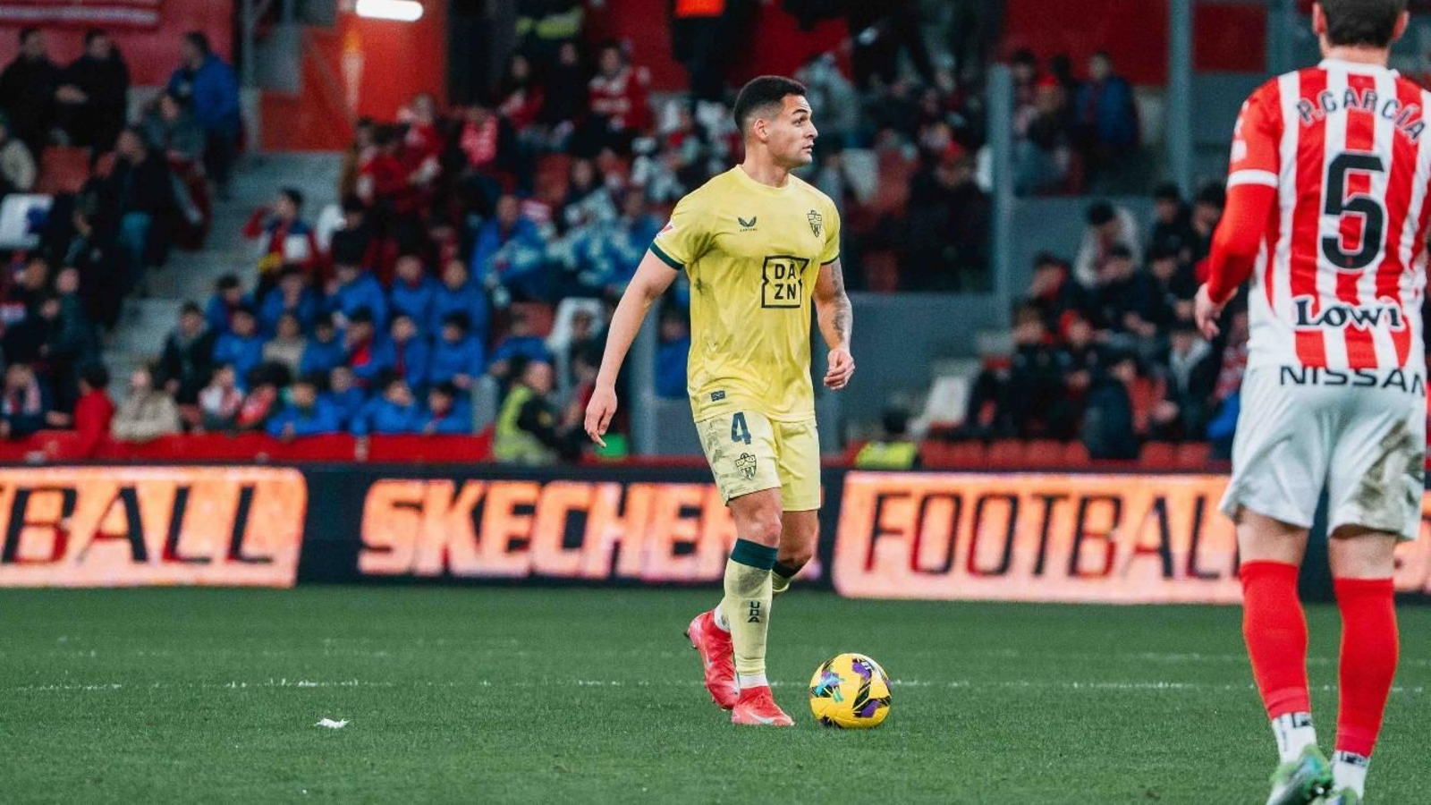 Kaiky Fernandes, con el balón controlado en fase ofensiva.