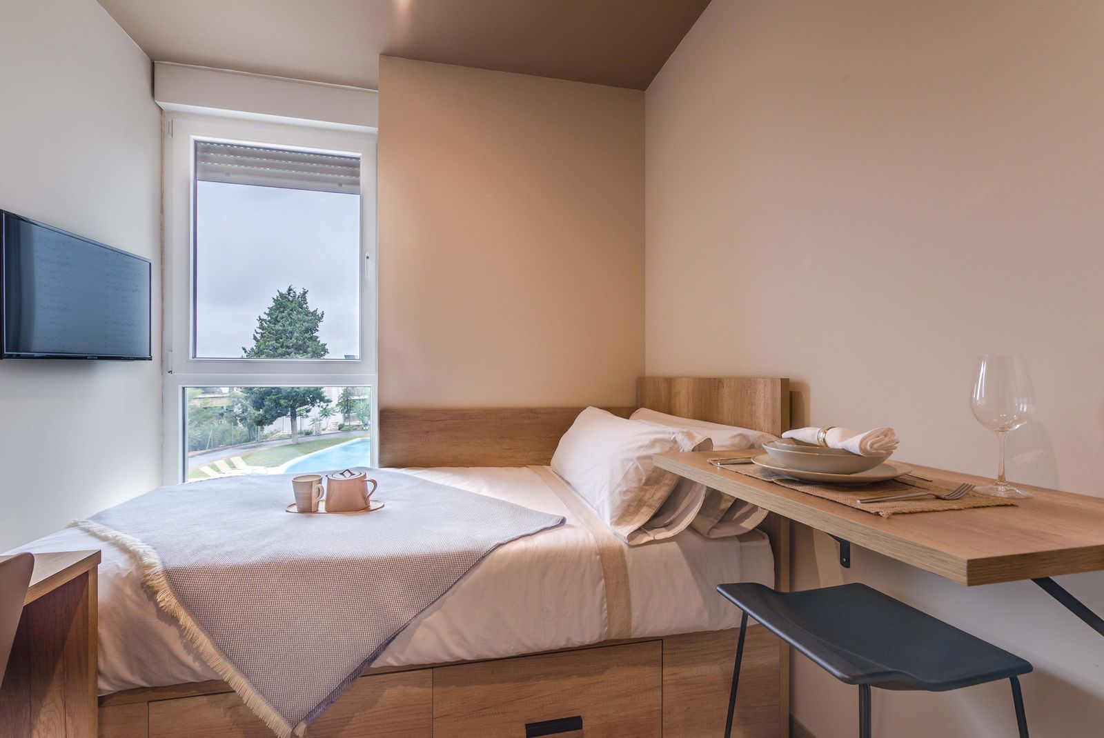 Los estudios de Livensa están completamente equipados y constan de baño privado, cocina con horno, nevera, vitrocerámica, extractor y microondas, zona de estudio, de relax, amplias y cómodas camas, armarios y zona de almacenaje.