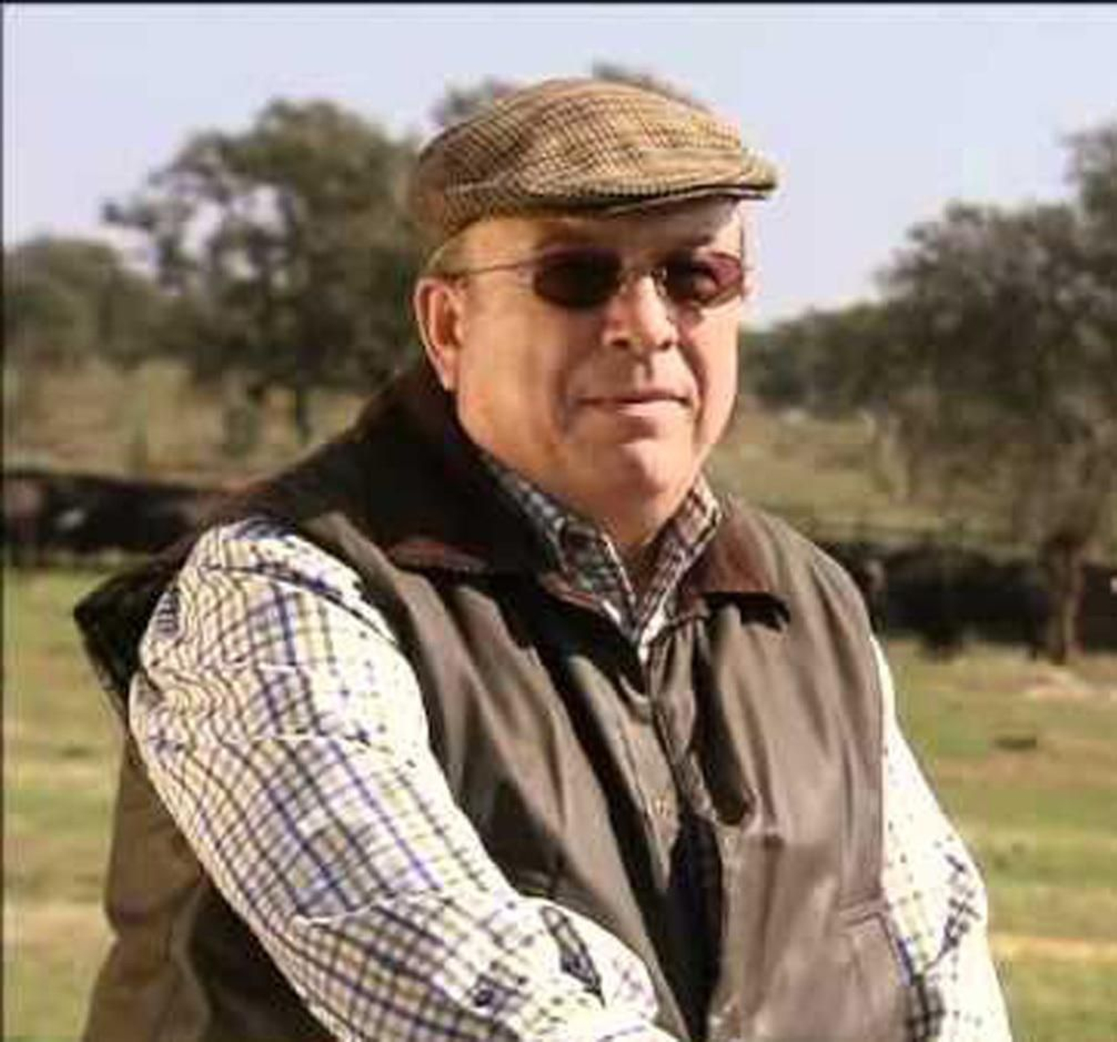 El ganadero José Luis Iniesta en el campo.