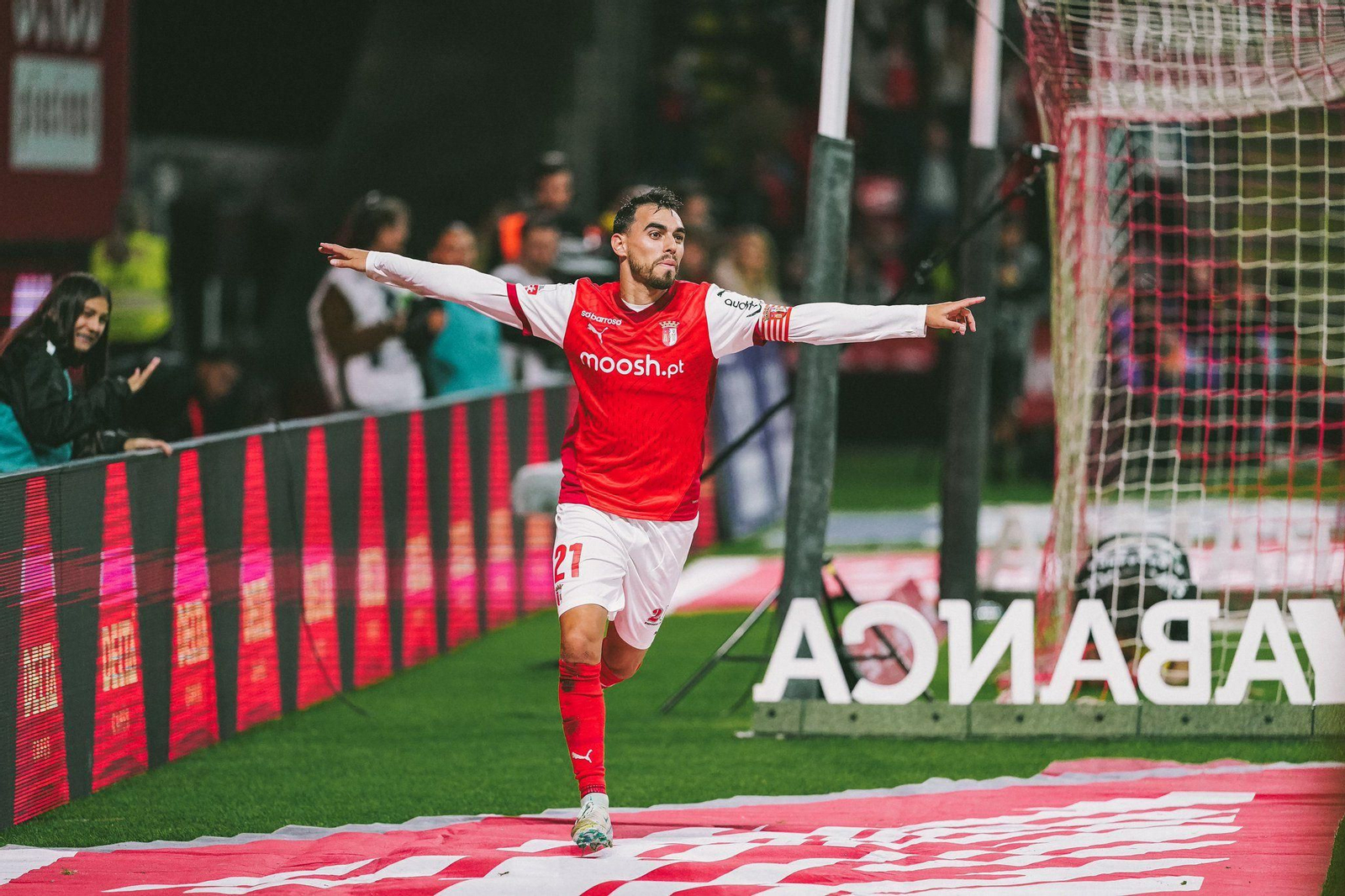 Ricardo Horta celebra uno de sus goles al Sporting Clube de Portugal