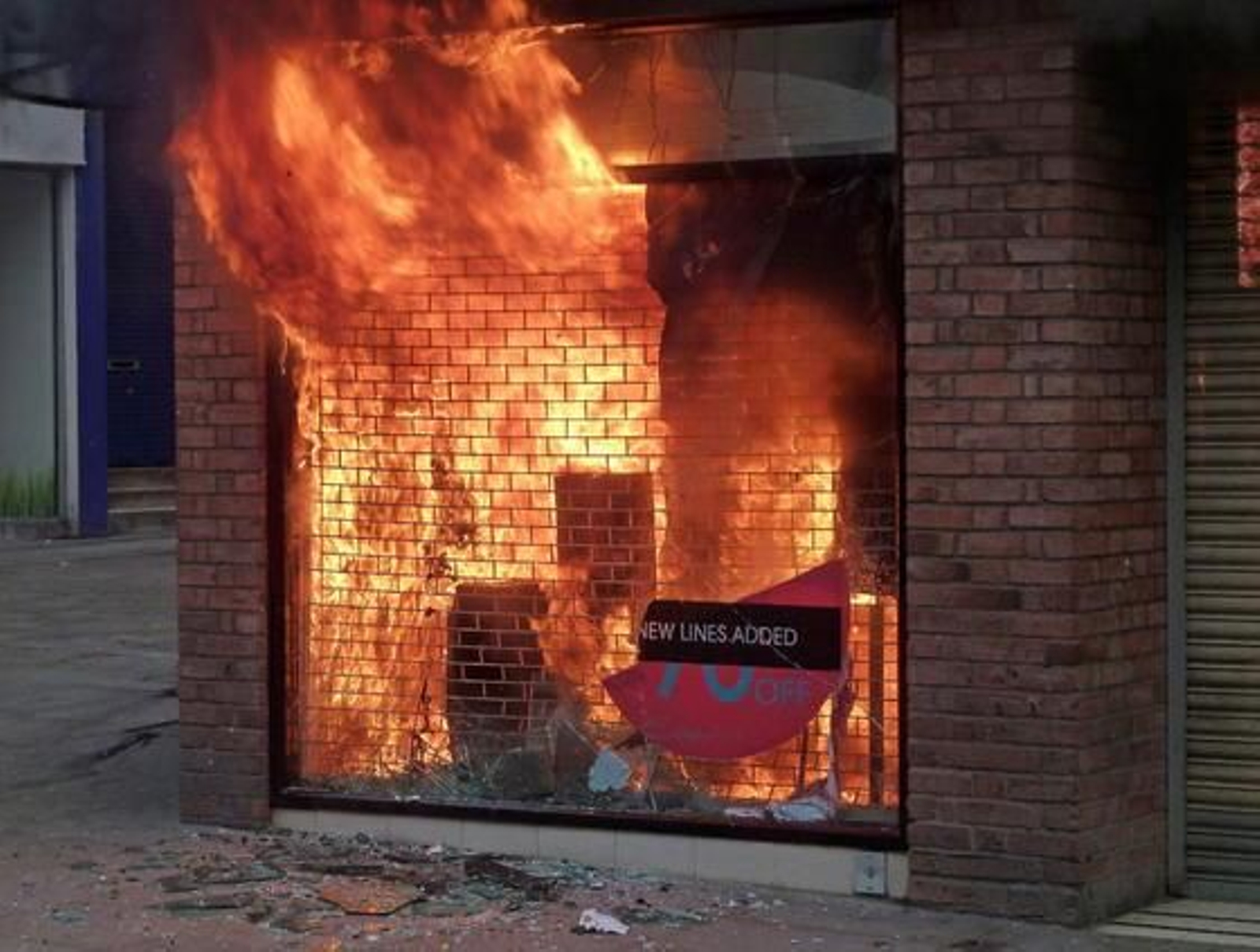 Los disturbios se propagan por diversos barrios de Londres y otras ciudades como Manchester, Birmingham y Liverpool.

Foto: Efe