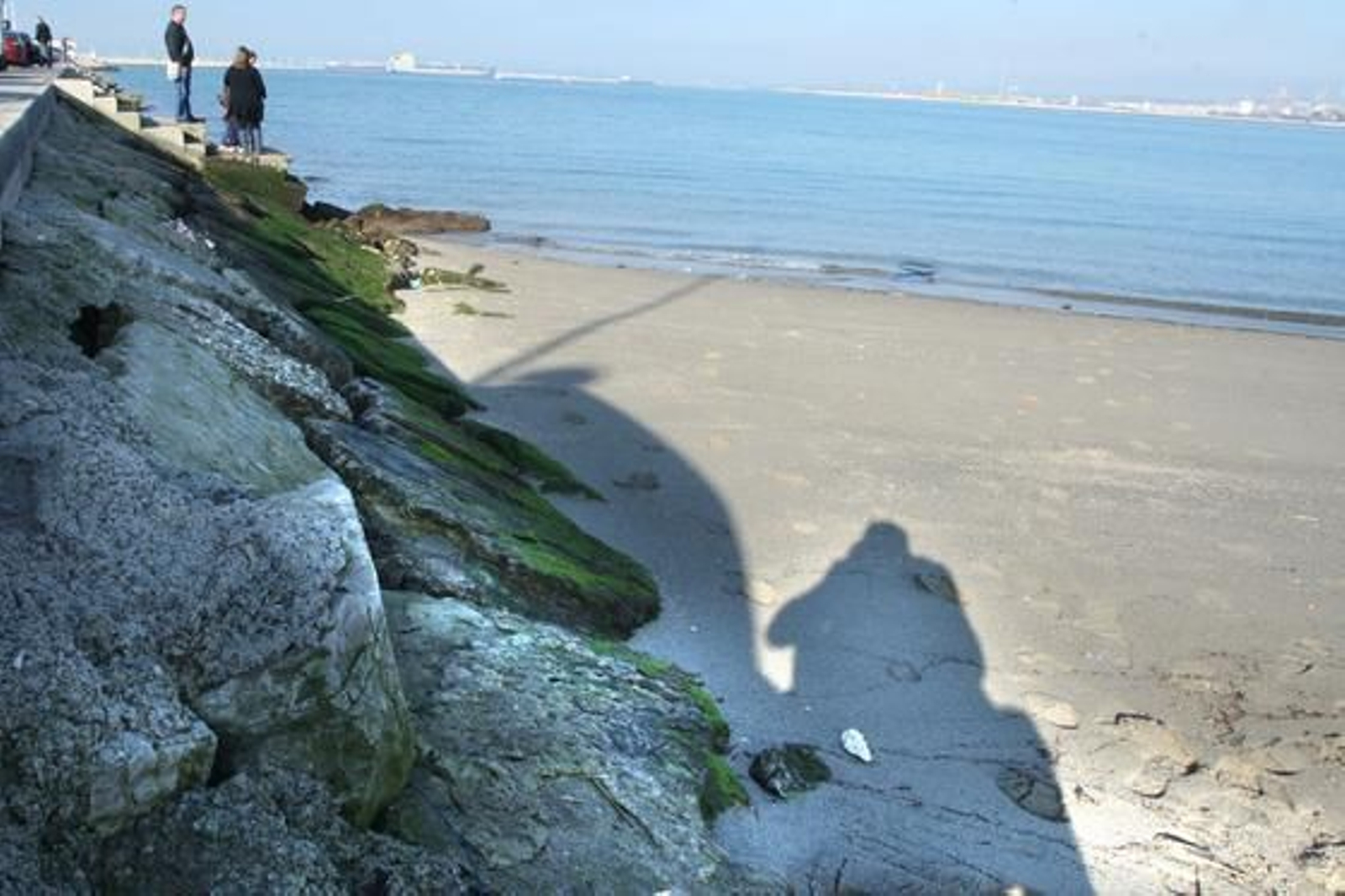 La marea histórica se vivió en las playas del Campo de Gibraltar con mucha espectación, sobre todo en la de Poniente de La Línea y El Rinconcillo de Algeciras./Fotos:Paco Guerrero/Shus Terán/J.M.Quiñones

Foto: Paco Guerrero/J.M.Q./Shus Teran/