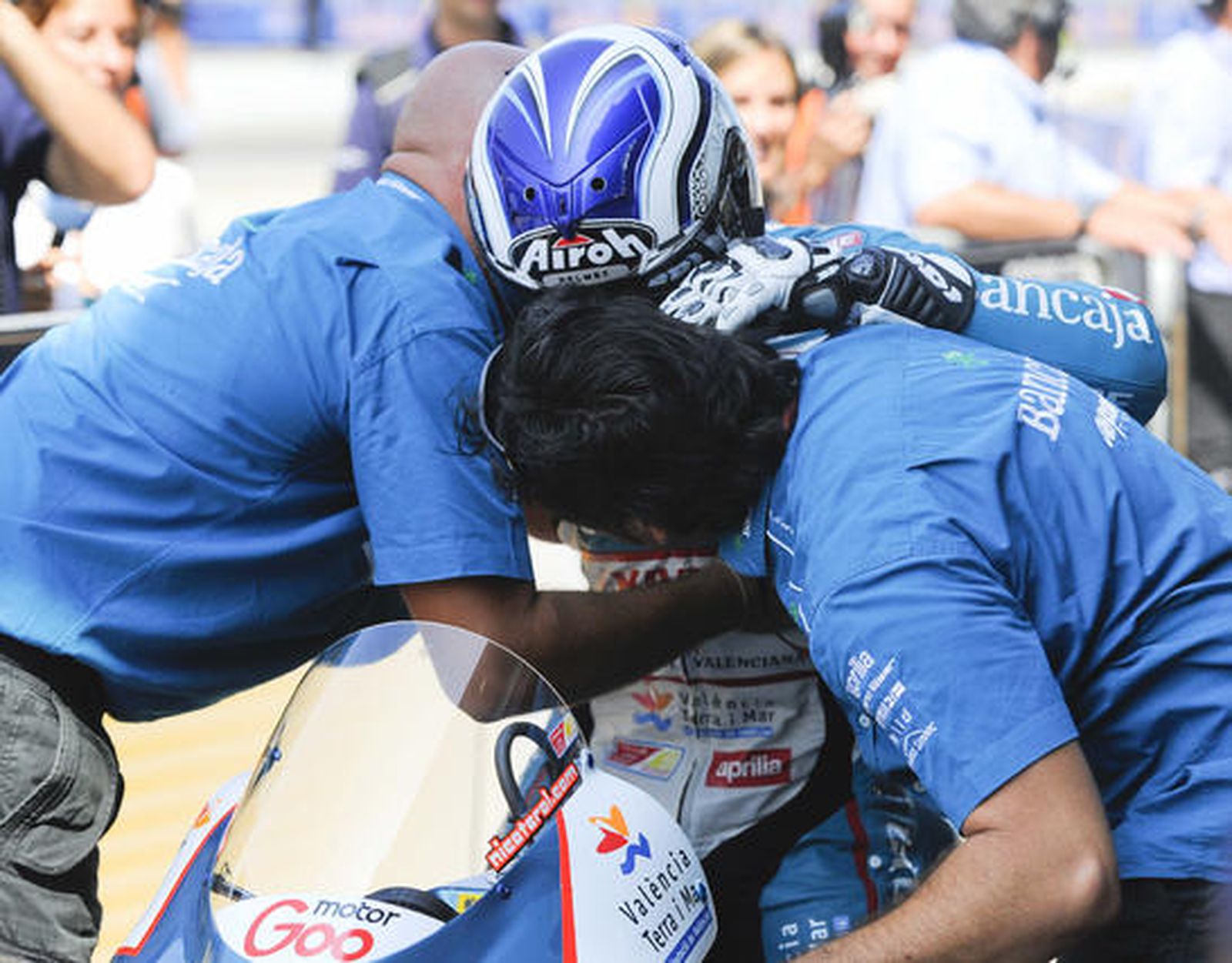 Nicolás Terol se abraza a su padres tras ganar en Gran Premio de Indianápolis en la categoría 125cc.

Foto: EFE