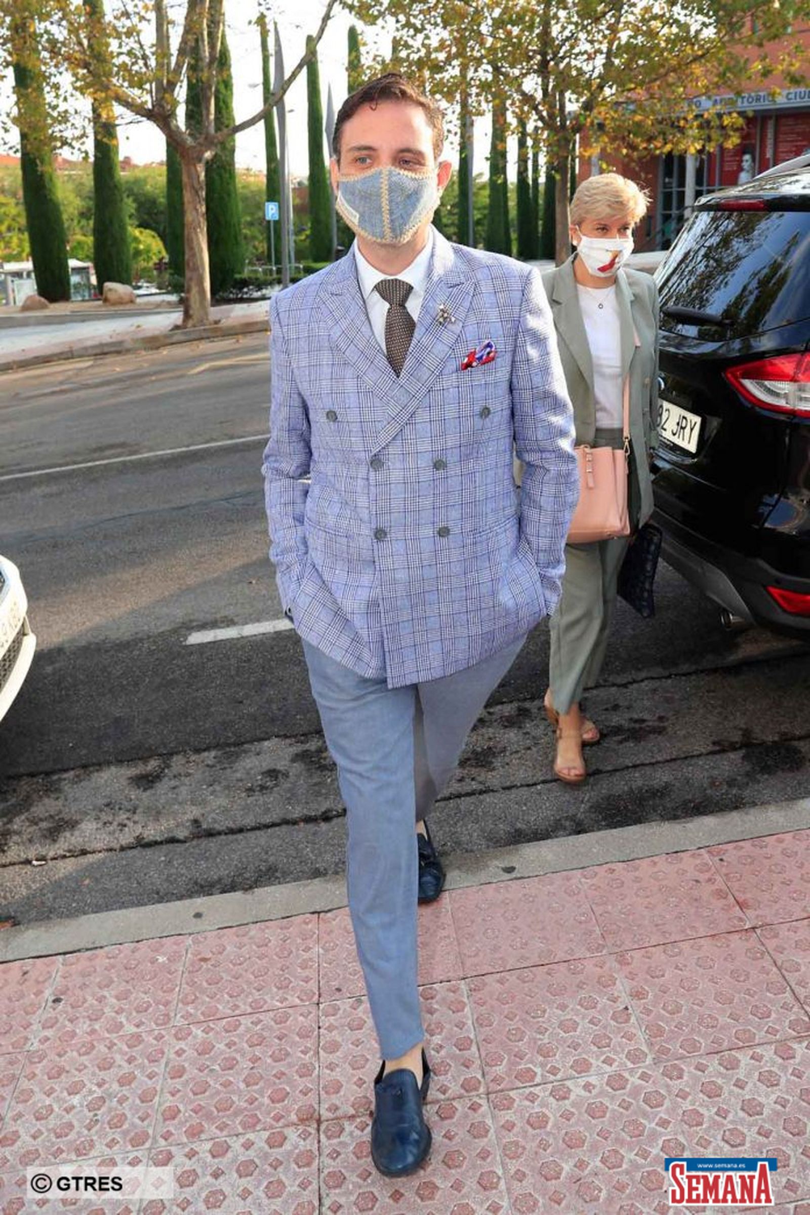 El diseñador Emilio Salinas accediendo al juicio.