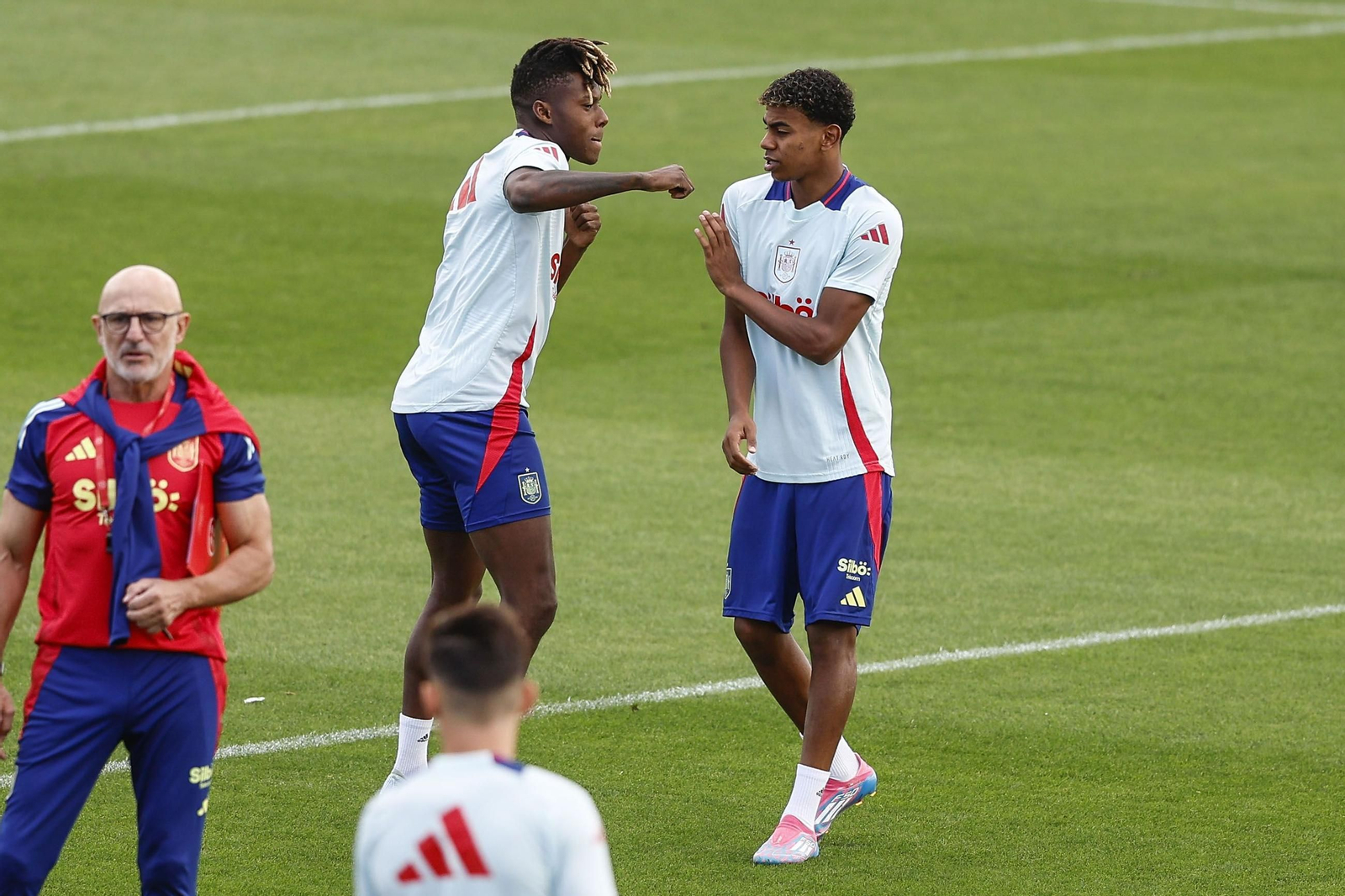 Nico Williams y lamine Yamal, en uno de sus habituales juegos tras Luis de la Fuente. Nico Williams y lamine Yamal, en uno de sus habituales juegos tras Luis de la Fuente.
