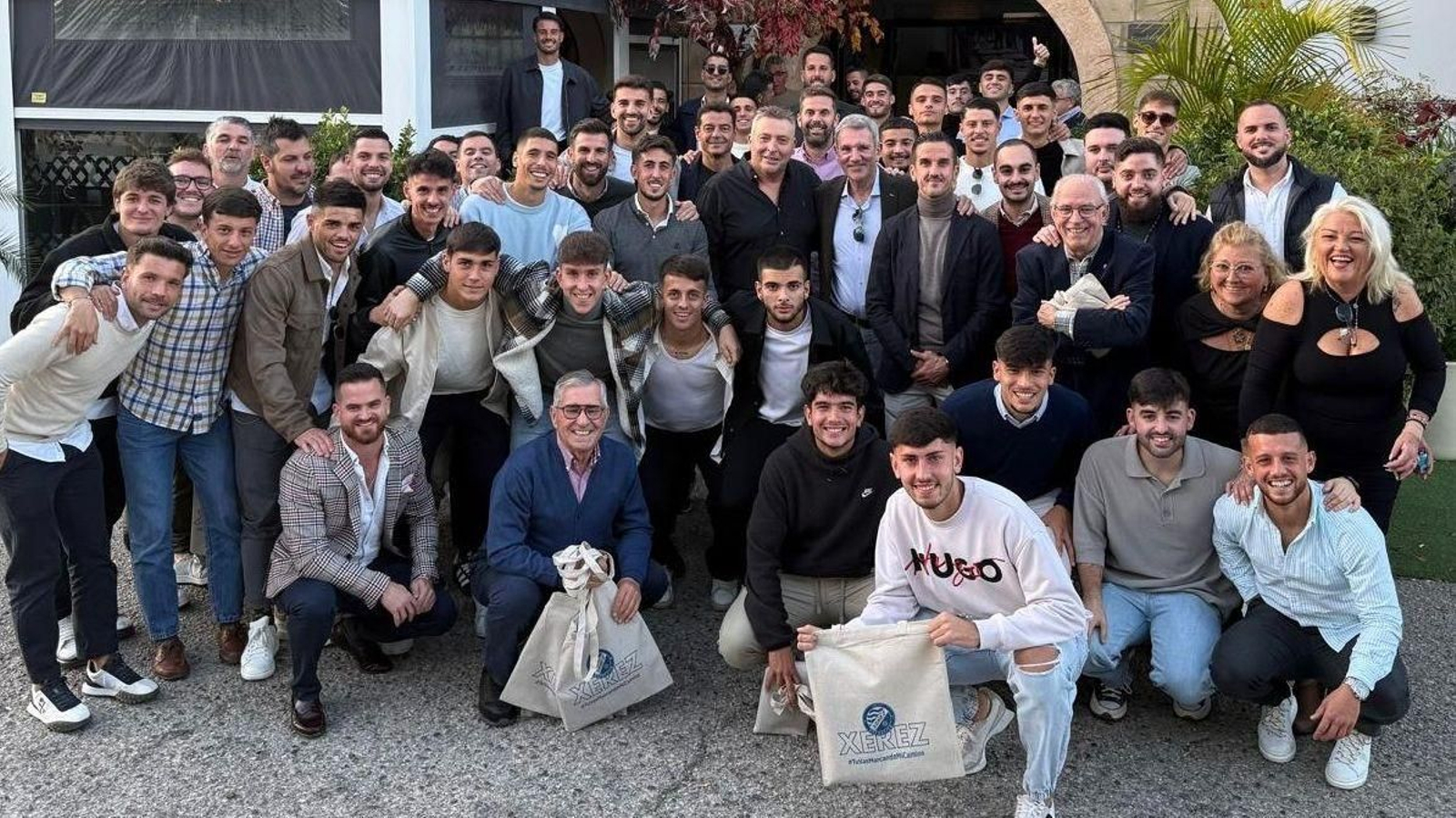 Foto de familia del Xerez DFC tras el almuerzo de Navidad. Foto de familia del Xerez DFC tras el almuerzo de Navidad.
