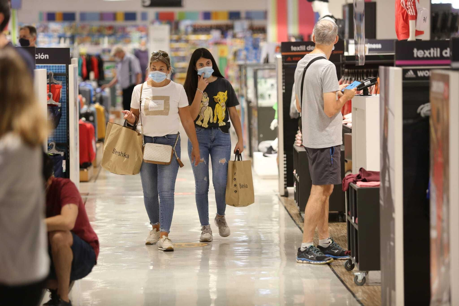 Dos mujeres pasean por un centro comercial de Málaga