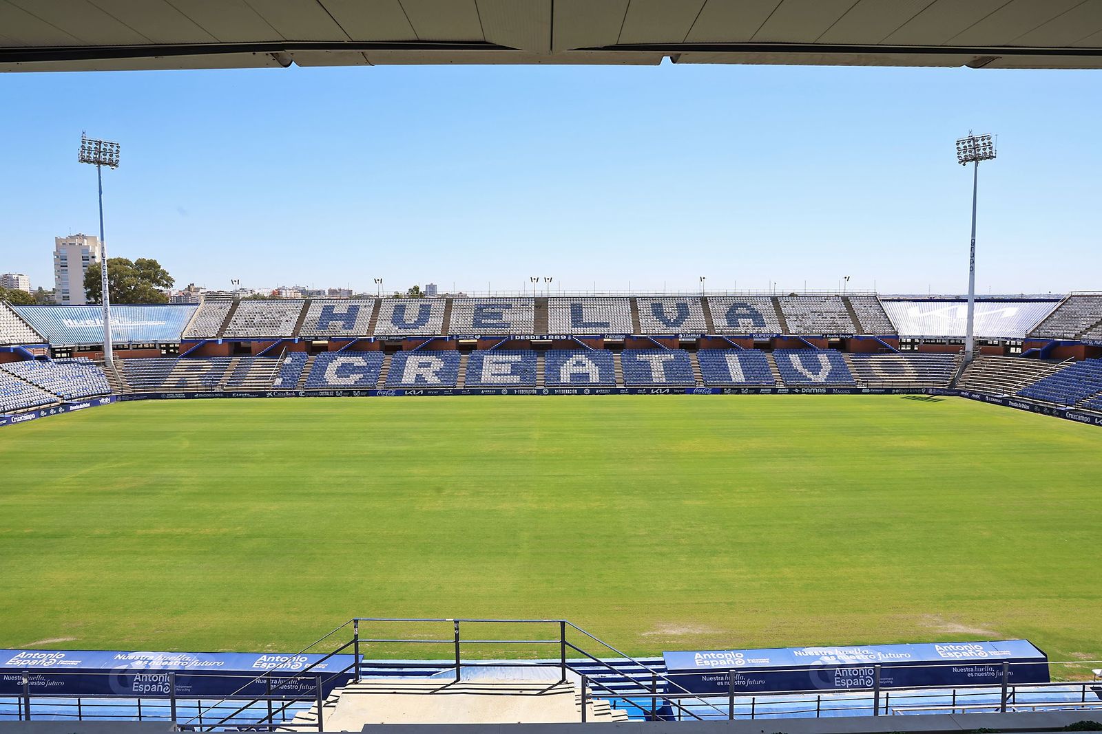 Vistas del estadio Nuevo Colombino el pasado verano.